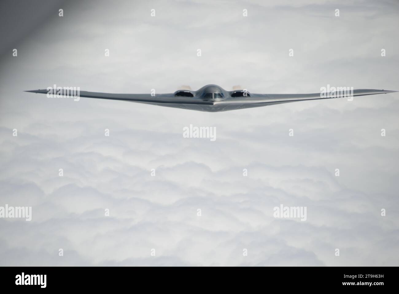 Südwesten Von Missouri, Usa. August 2018. Ein B-2 Spirit Stealth Bomber der US Air Force mit dem 509th Bomb Wing nähert sich einem KC-135 Stratotanker-Flugzeug, um während des Routinebetriebs am 29. August 2018 über Missouri, USA, zu tanken. Gutschrift: SSgt. Vincent de Groot/USA Air Force Photo/Alamy Live News Stockfoto
