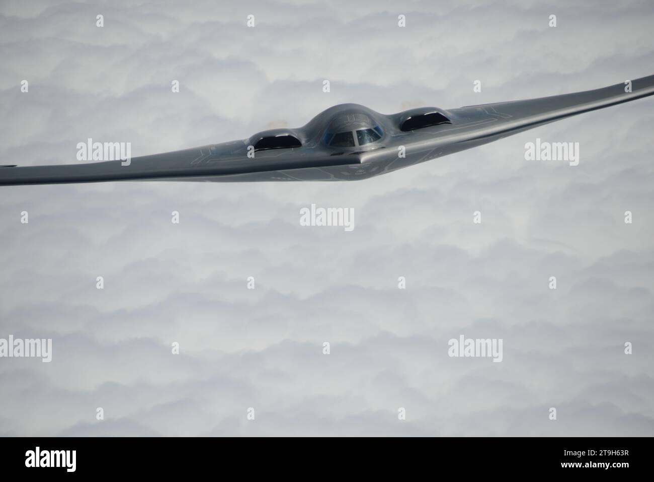 Südwesten Von Missouri, Usa. August 2018. Ein B-2 Spirit Stealth Bomber der US Air Force mit dem 509th Bomb Wing nähert sich einem KC-135 Stratotanker-Flugzeug, um während des Routinebetriebs am 29. August 2018 über Missouri, USA, zu tanken. Gutschrift: SSgt. Vincent de Groot/USA Air Force Photo/Alamy Live News Stockfoto