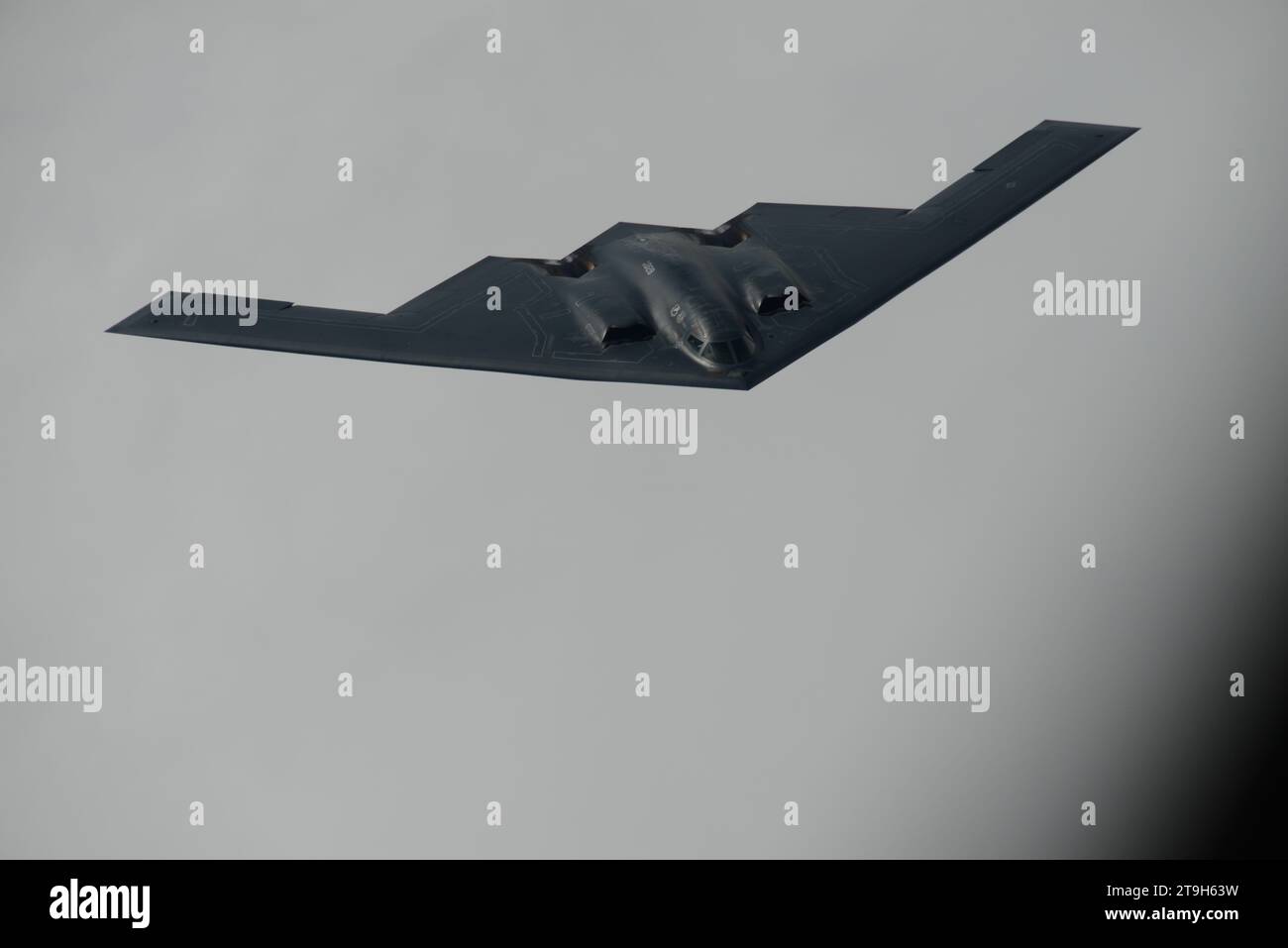 Südwesten Von Missouri, Usa. August 2018. Ein B-2 Spirit Stealth Bomber der US Air Force mit dem 509th Bomb Wing nähert sich einem KC-135 Stratotanker-Flugzeug, um während des Routinebetriebs am 29. August 2018 über Missouri, USA, zu tanken. Gutschrift: SSgt. Vincent de Groot/USA Air Force Photo/Alamy Live News Stockfoto