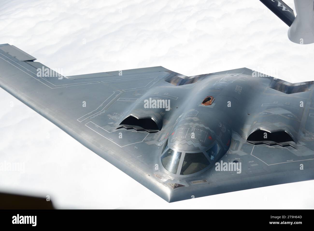 Südwesten Von Missouri, Usa. August 2018. Ein B-2 Spirit Stealth Bomber der US Air Force mit dem 509th Bomb Wing nähert sich einem KC-135 Stratotanker-Flugzeug, um während des Routinebetriebs am 29. August 2018 über Missouri, USA, zu tanken. Gutschrift: SSgt. Vincent de Groot/USA Air Force Photo/Alamy Live News Stockfoto