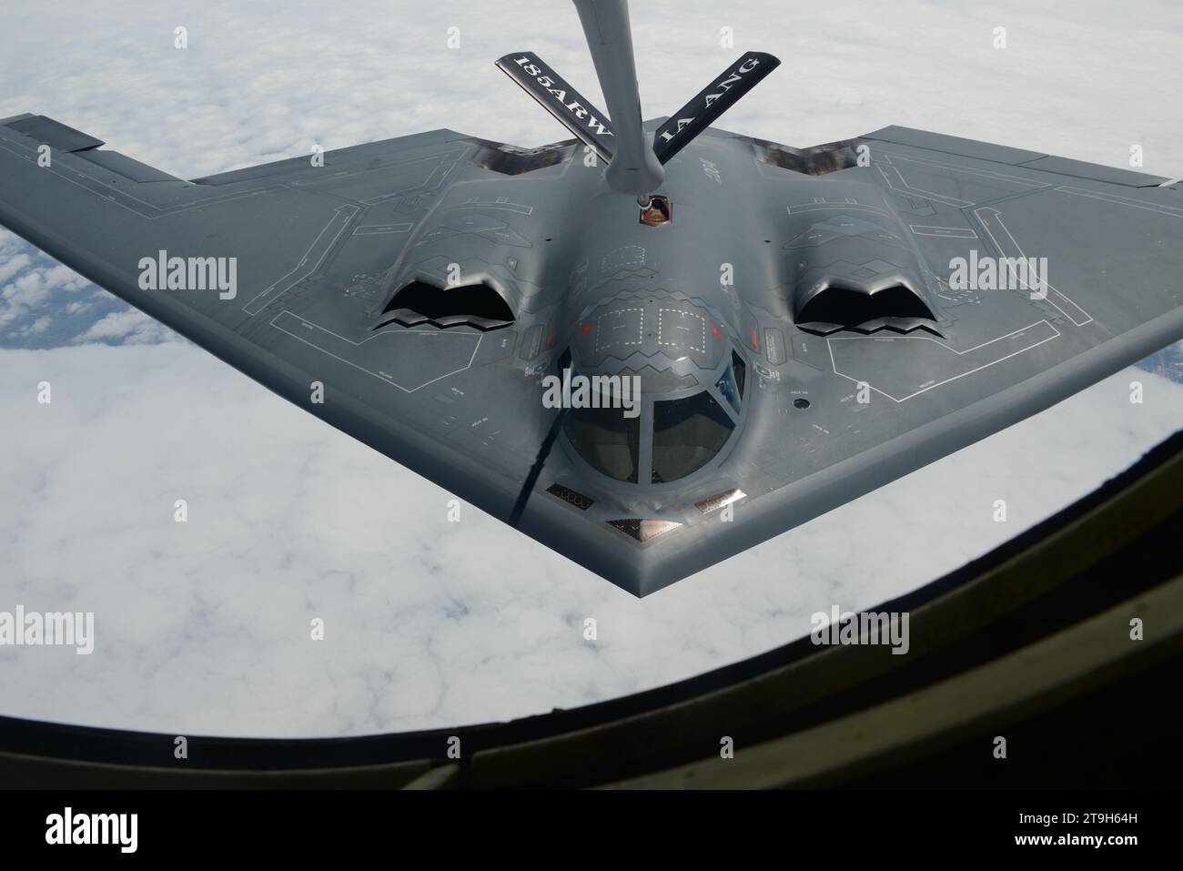 Südwesten Von Missouri, Usa. August 2018. Ein B-2 Spirit Stealth Bomber der US Air Force mit dem 509th Bomb Wing nähert sich einem KC-135 Stratotanker-Flugzeug, um während des Routinebetriebs am 29. August 2018 über Missouri, USA, zu tanken. Gutschrift: SSgt. Vincent de Groot/USA Air Force Photo/Alamy Live News Stockfoto