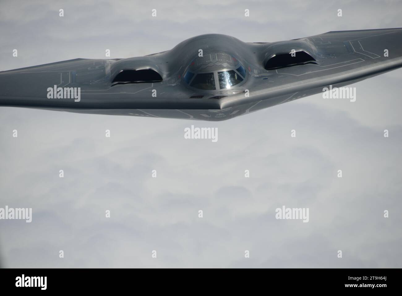 Südwesten Von Missouri, Usa. August 2018. Ein B-2 Spirit Stealth Bomber der US Air Force mit dem 509th Bomb Wing nähert sich einem KC-135 Stratotanker-Flugzeug, um während des Routinebetriebs am 29. August 2018 über Missouri, USA, zu tanken. Gutschrift: SSgt. Vincent de Groot/USA Air Force Photo/Alamy Live News Stockfoto