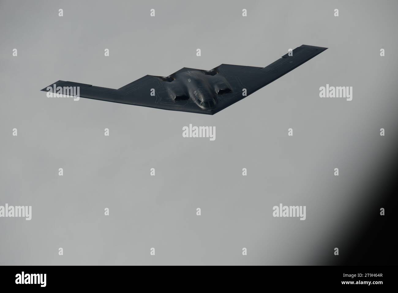 Südwesten Von Missouri, Usa. August 2018. Ein B-2 Spirit Stealth Bomber der US Air Force mit dem 509th Bomb Wing nähert sich einem KC-135 Stratotanker-Flugzeug, um während des Routinebetriebs am 29. August 2018 über Missouri, USA, zu tanken. Gutschrift: SSgt. Vincent de Groot/USA Air Force Photo/Alamy Live News Stockfoto