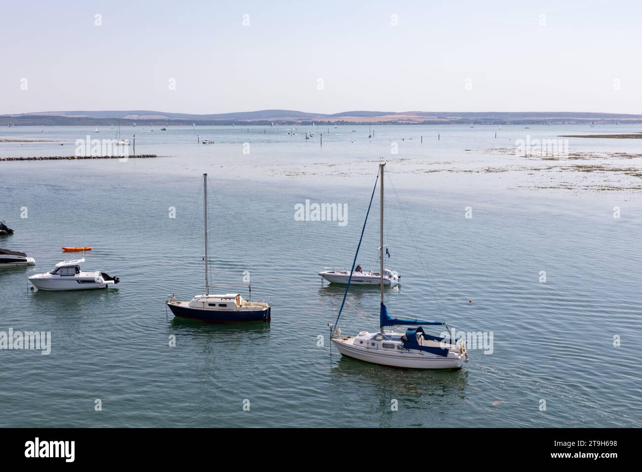 Segelboote liegen auf der Solent nahe Lymington in Hampshire Stockfoto