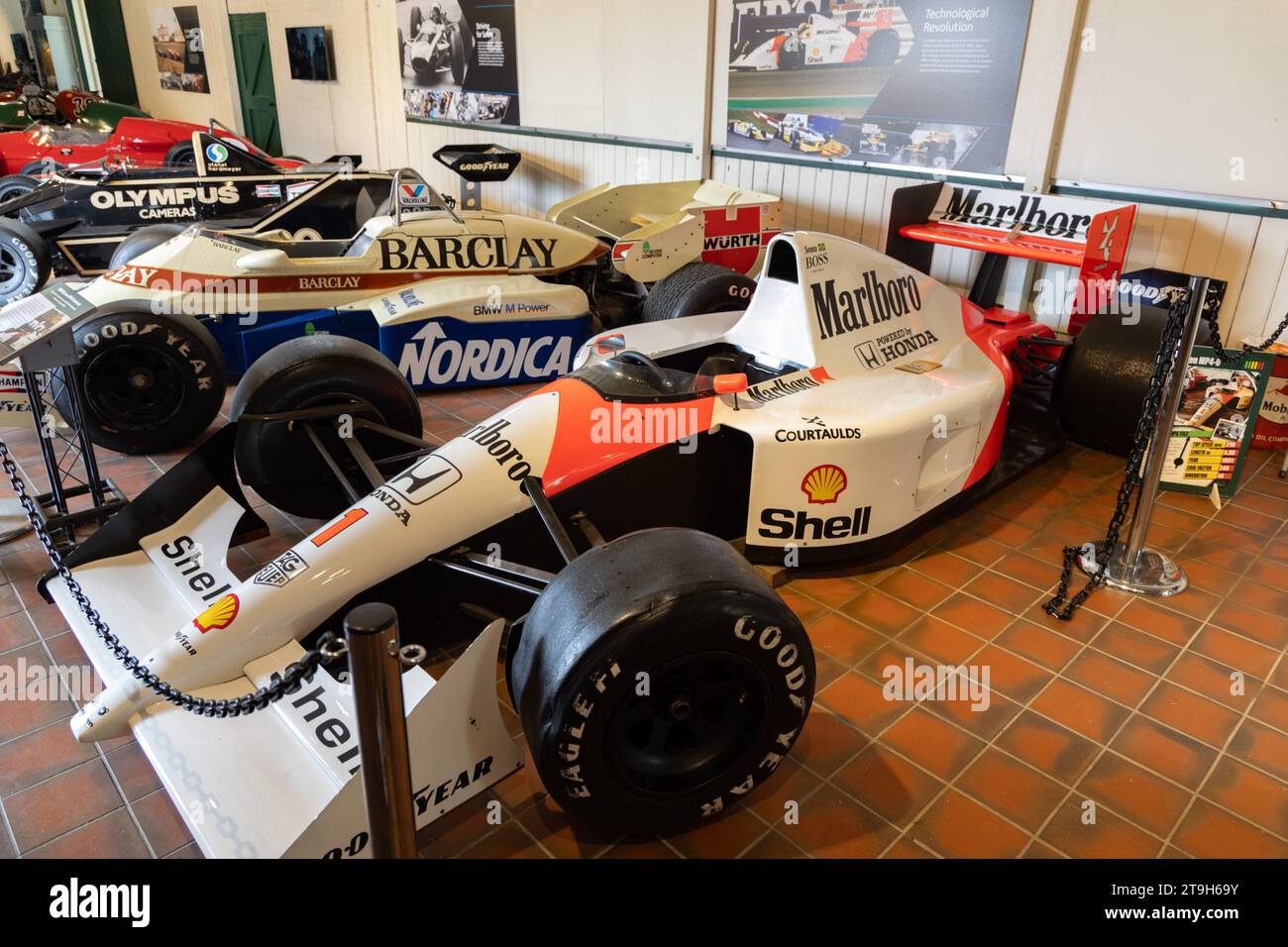 1991 McLaren MP4/6 F1 Show Car & 1984 Arrows A7 Formel-1-Autos im Brooklands Museum, Weybridge, Surrey, Großbritannien Stockfoto