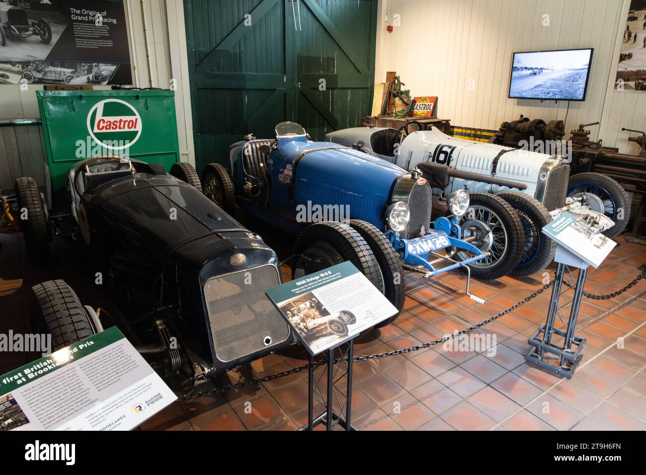 1926 Delage 15-S-8, 1926 Bugatti Type 37 GP & 1925 Halford Special im Brooklands Museum, Weybridge, Surrey, Großbritannien Stockfoto