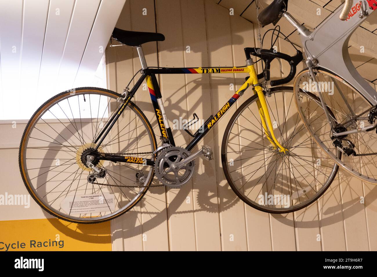 Raleigh Banana Teamfahrrad im Brooklands Museum, Weybridge, Surrey, Großbritannien Stockfoto