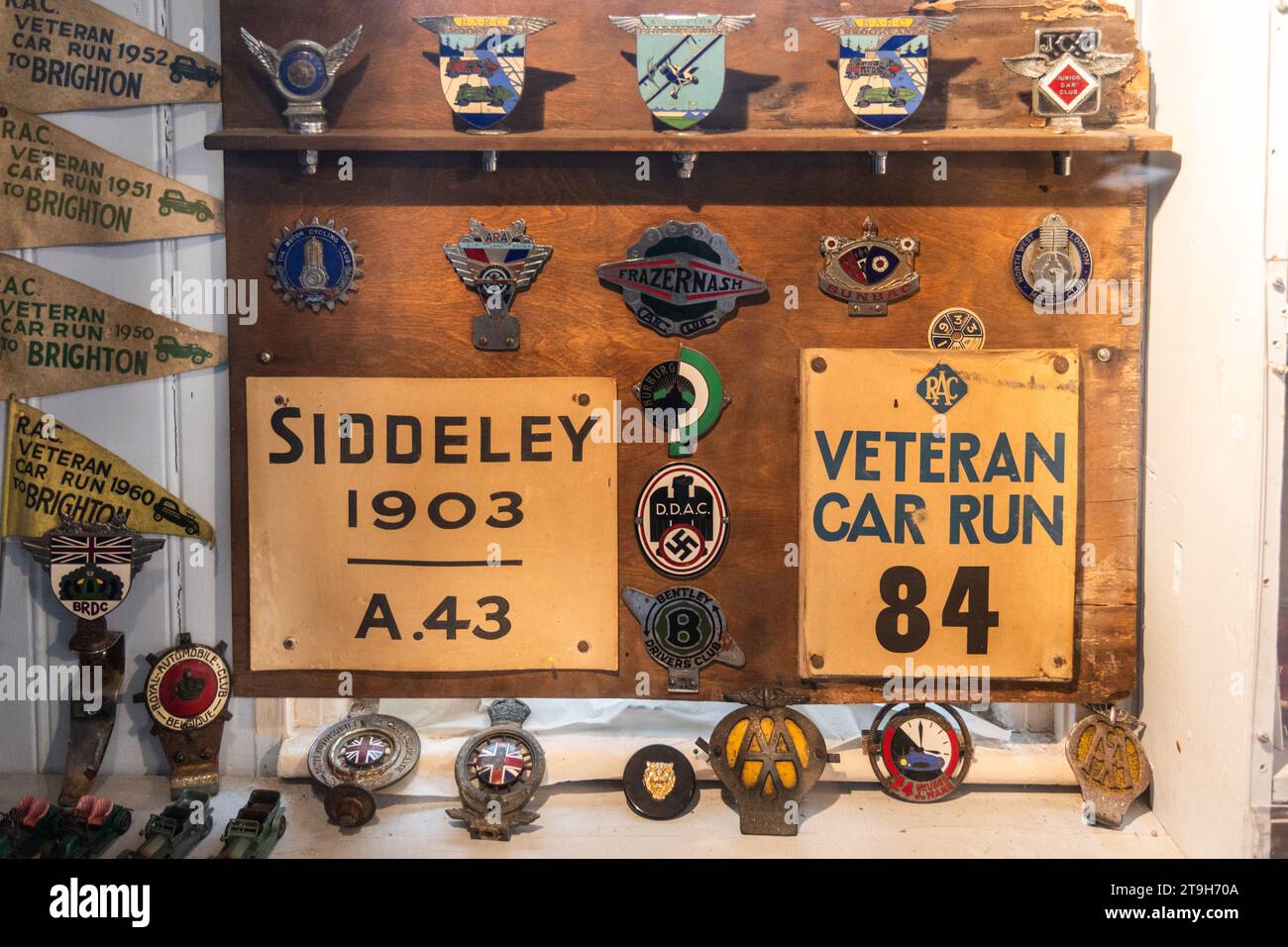 Im Brooklands Museum in Weybridge, Surrey, Vereinigtes Königreich, werden Erinnerungsstücke für den Autoverlauf von Veteren Brighton und die Mitglieder des Clubs ausgestellt Stockfoto