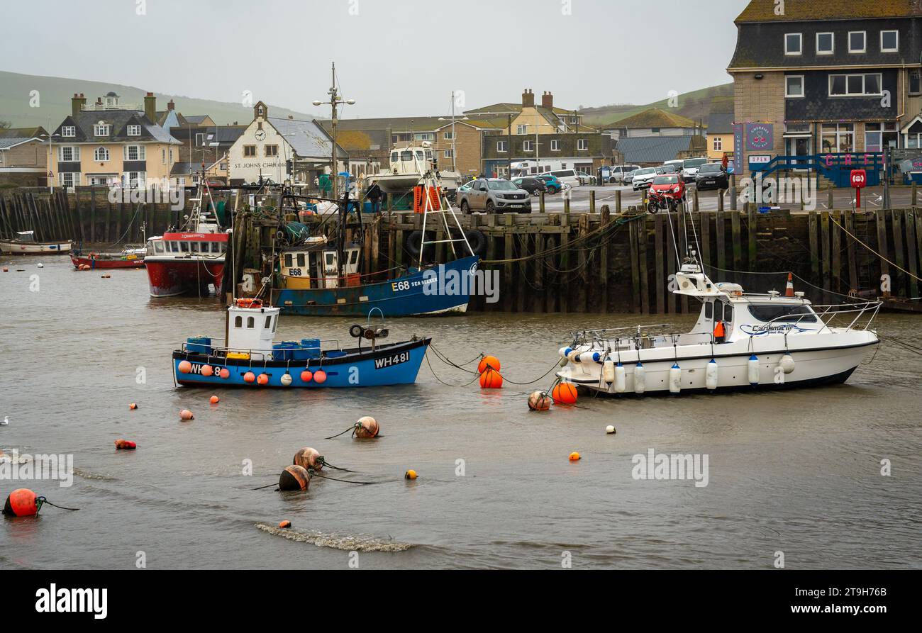 West Bay, Großbritannien, 23.03.2023, Bridport Harbour in West Bay, Dorset, am bewölkten Tag Stockfoto