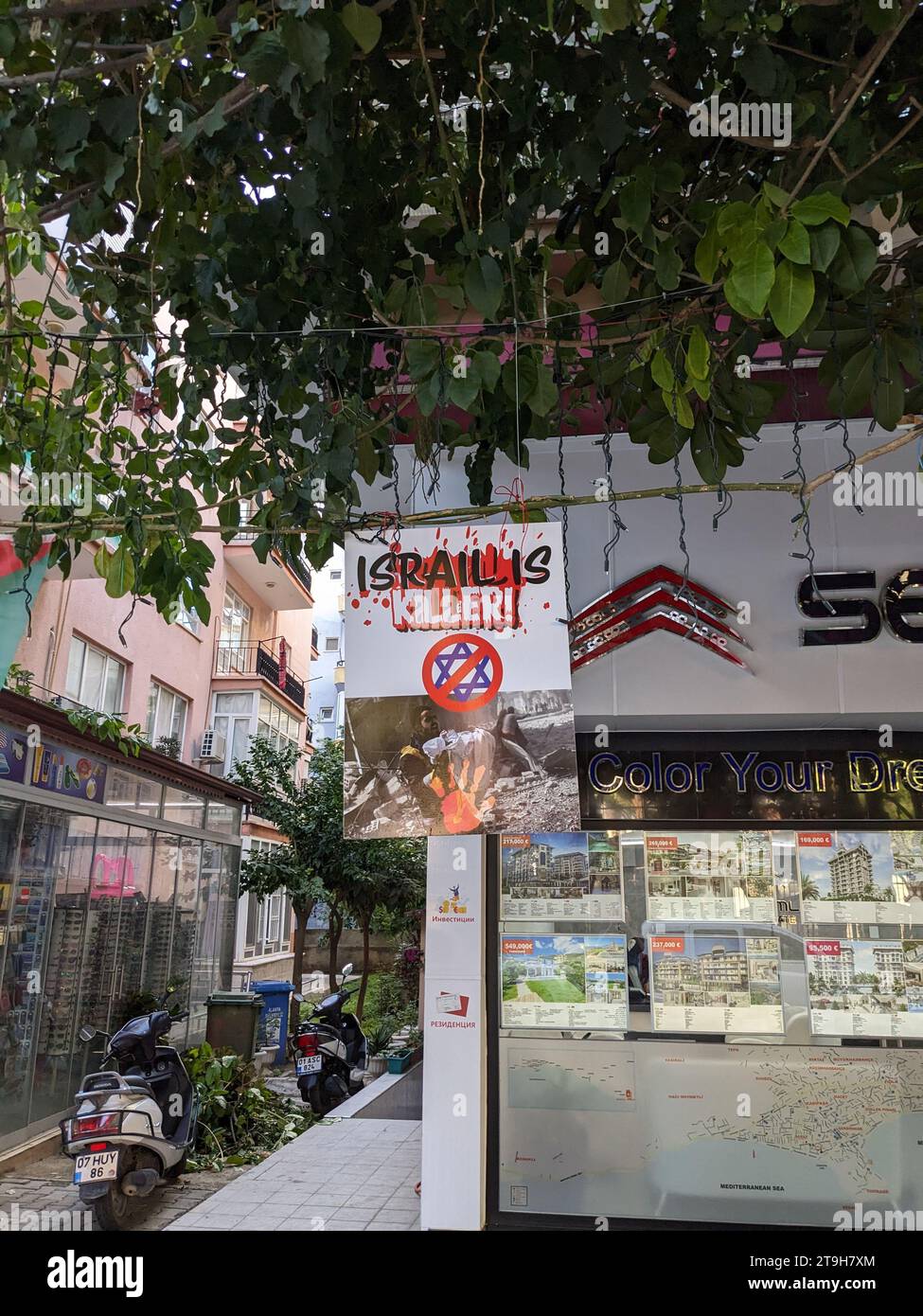 Türkei Alanya, anti-israelische Proteste.Pro-palästinensische Proteste-anti-israel Proteste Fahnen mit Aufschriften 'israelischer Killer' hängen vor einem Laden Stockfoto