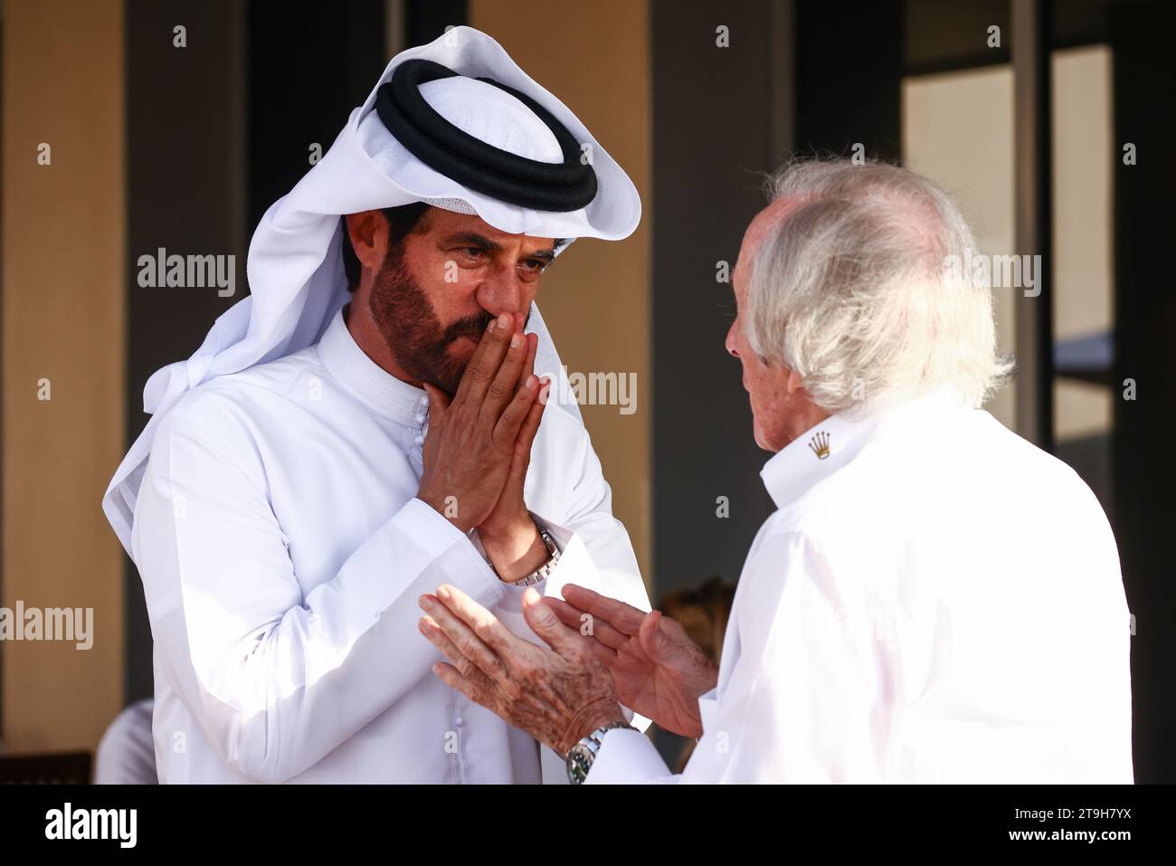 Abu Dhabi, Vereinigte Arabische Emirate. November 2023. Mohammed Ben Sulayem und Sir Jackie Stewart vor dem Formel-1-Grand Prix von Abu Dhabi auf dem Yas Marina Circuit am 25. November 2023 in Abu Dhabi, Vereinigte Arabische Emirate. (Kreditbild: © Beata Zawrzel/ZUMA Press Wire) NUR REDAKTIONELLE VERWENDUNG! Nicht für kommerzielle ZWECKE! Quelle: ZUMA Press, Inc./Alamy Live News Stockfoto