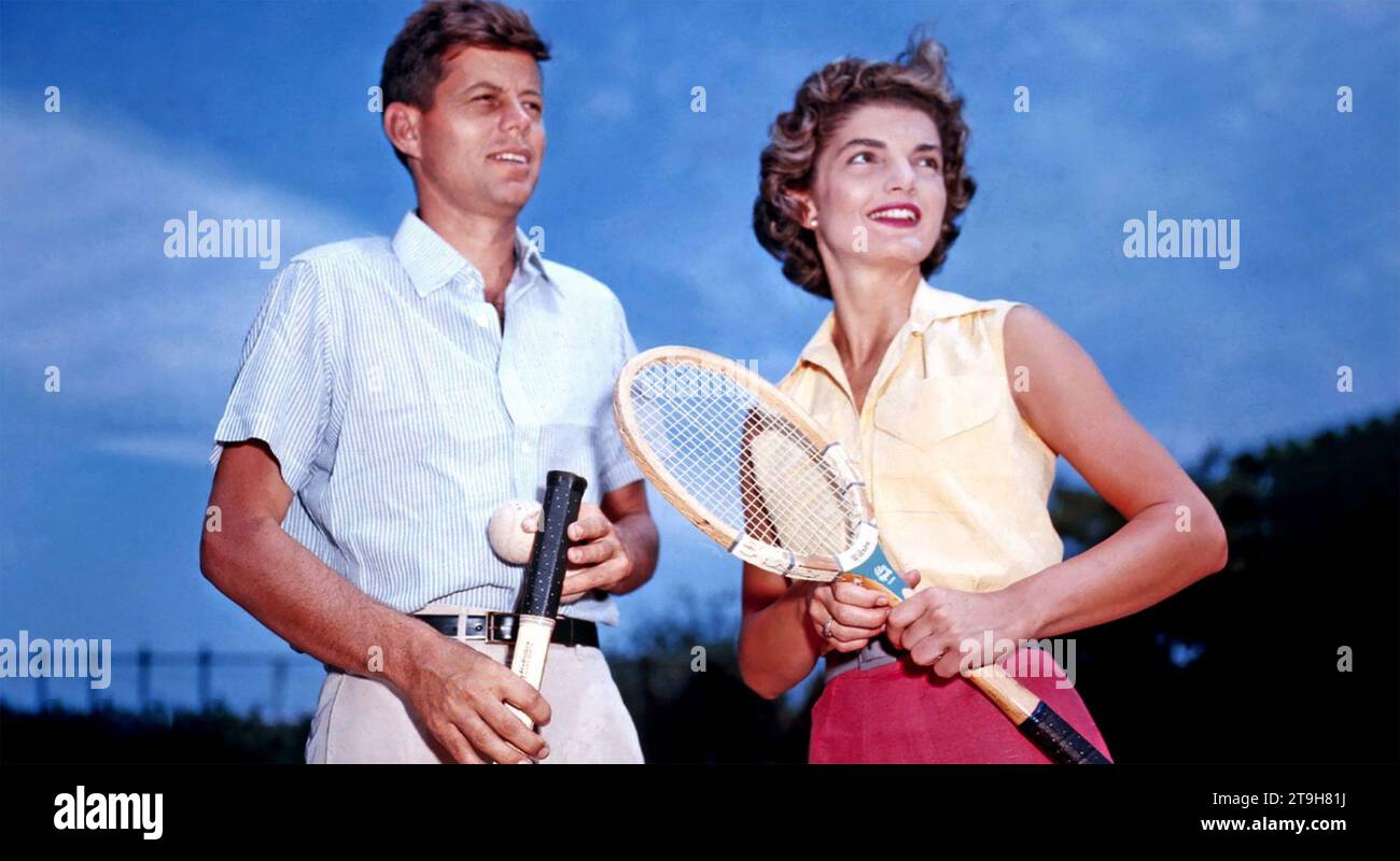 JOHN F. KENNEDY mit seiner damaligen Verlobten Jacqueline Bouvier um 1953 in seiner Familie in Hyannis Port, Ma Stockfoto