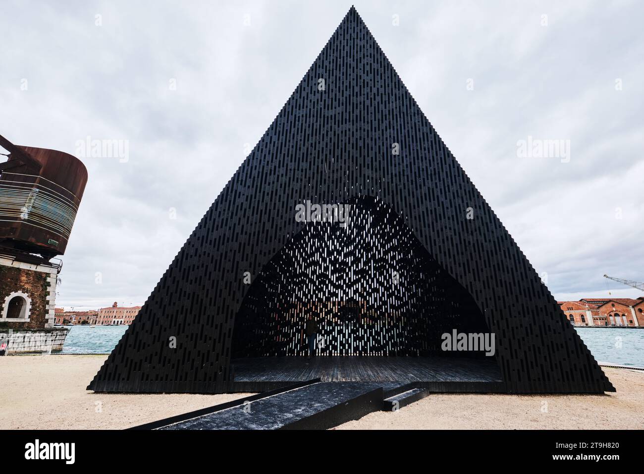 Venedig, Italien - 9. November 2023: Kunstinstallation des Schwarzen Dreiecks von Adjaye Associates in der Architekturbiennale von Venedig 2023 Stockfoto