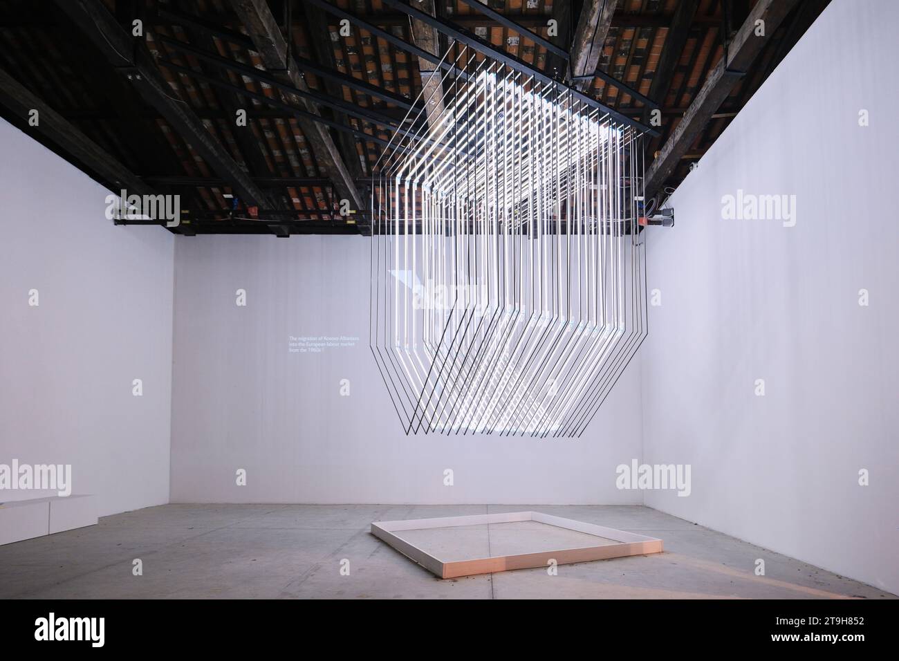 Venedig, Italien - 9. November 2023: Inverted Neonhaus im Pavillon der Republik Kosovo errichtet Venedig Architekturbiennale 2023 Stockfoto