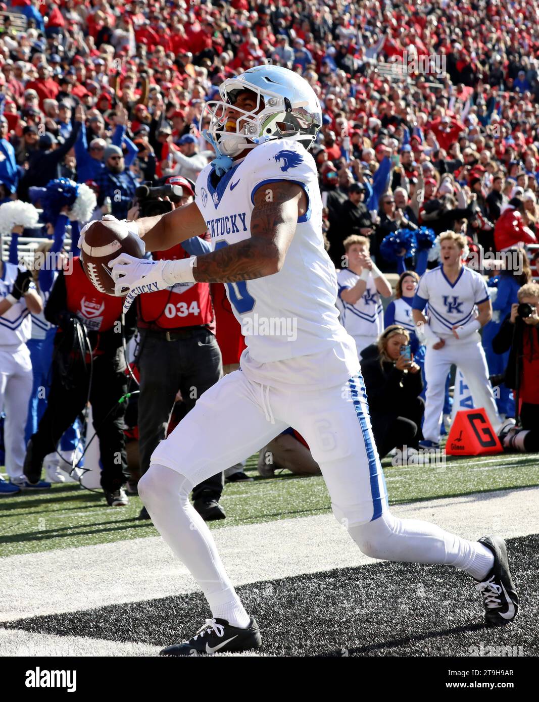 Louisville, Usa. November 2023. Der Kentucky Wildcats Wide Receiver Dane Key (6) feiert seinen Touchdown-Fang gegen die Louisville Cardinals während der ersten Spielhälfte im L&N Stadium am Samstag, den 25. November 2023 in Louisville. Kentucky. Foto von John Sommers II/UPI Credit: UPI/Alamy Live News Stockfoto