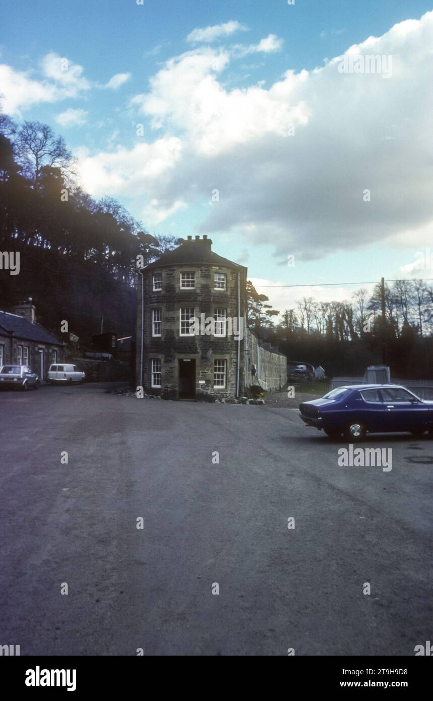 1977 Archivfoto der New Lanark Mill Welterbestätte in South Lanarkshire, Schottland. Das Unternehmen wurde 1785 von David Dale in Partnerschaft mit Richard Arkwright gegründet und war in einer Zeit der Partnerschaft mit Robert Owen erfolgreich und wurde erst 1968 geschlossen. Die utopischen Prinzipien der frühen Entwicklung als geplante Siedlung haben sie zu einem wichtigen Ort in der historischen Entwicklung der Stadtplanung gemacht. Es wird heute vom New Lanark Trust verwaltet und die Mühlen und das Dorf wurden als Touristenattraktion restauriert. Stockfoto