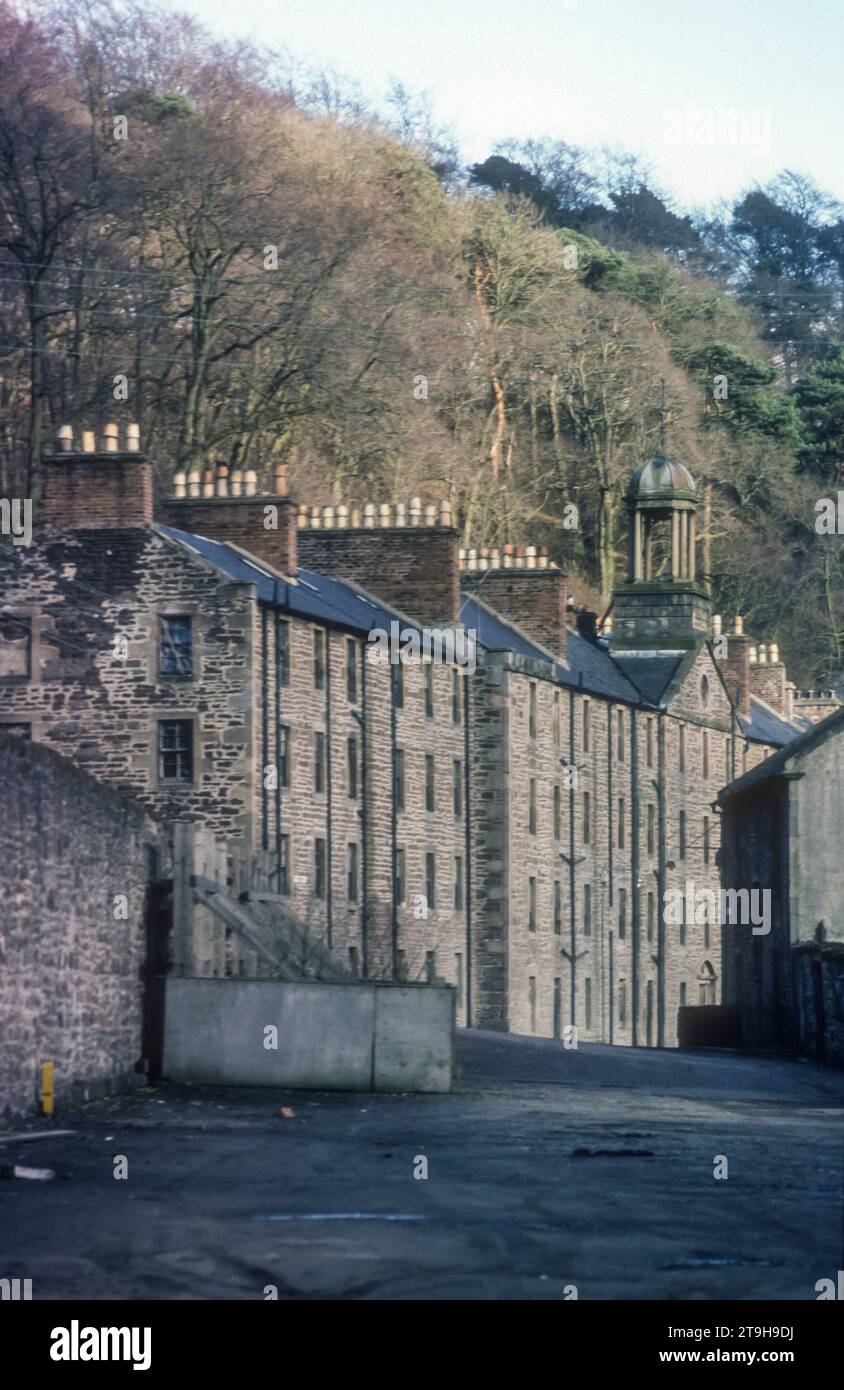 1977 Archivfoto der New Lanark Mill Welterbestätte in South Lanarkshire, Schottland. Das Unternehmen wurde 1785 von David Dale in Partnerschaft mit Richard Arkwright gegründet und war in einer Zeit der Partnerschaft mit Robert Owen erfolgreich und wurde erst 1968 geschlossen. Die utopischen Prinzipien der frühen Entwicklung als geplante Siedlung haben sie zu einem wichtigen Ort in der historischen Entwicklung der Stadtplanung gemacht. Es wird heute vom New Lanark Trust verwaltet und die Mühlen und das Dorf wurden als Touristenattraktion restauriert. Stockfoto