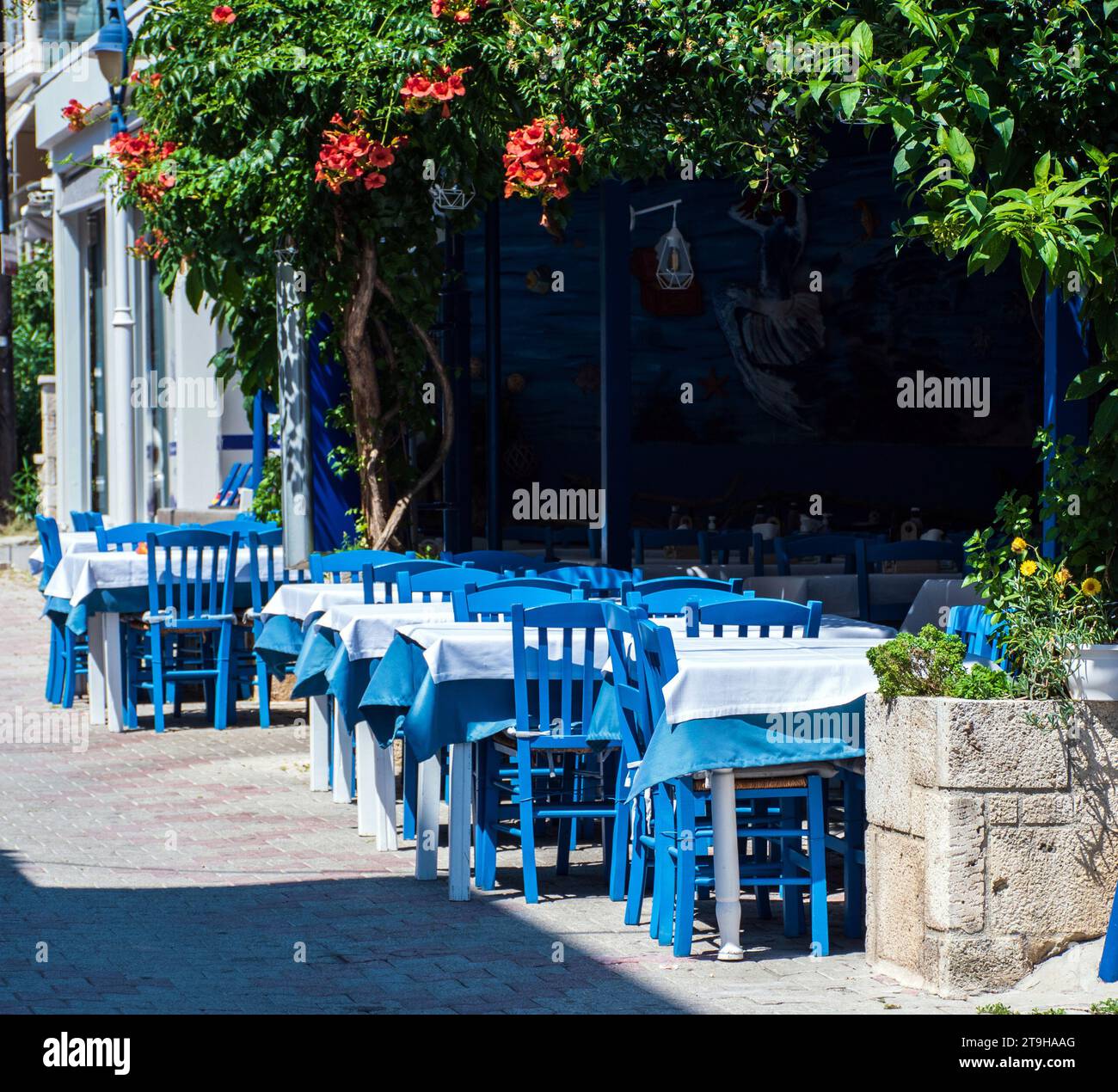 Traditionelle griechische Taverne an einem sonnigen Tag in Griechenland Stockfoto