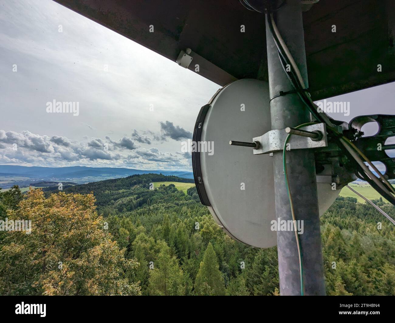 Telekommunikationsturm mit 5G-Mobilnetzantenne, wlan-Verbindung und Mobiltelefon- und Fernsehübertragung basierend auf einem Turm, der als Aussichtsturm verwendet wird Stockfoto