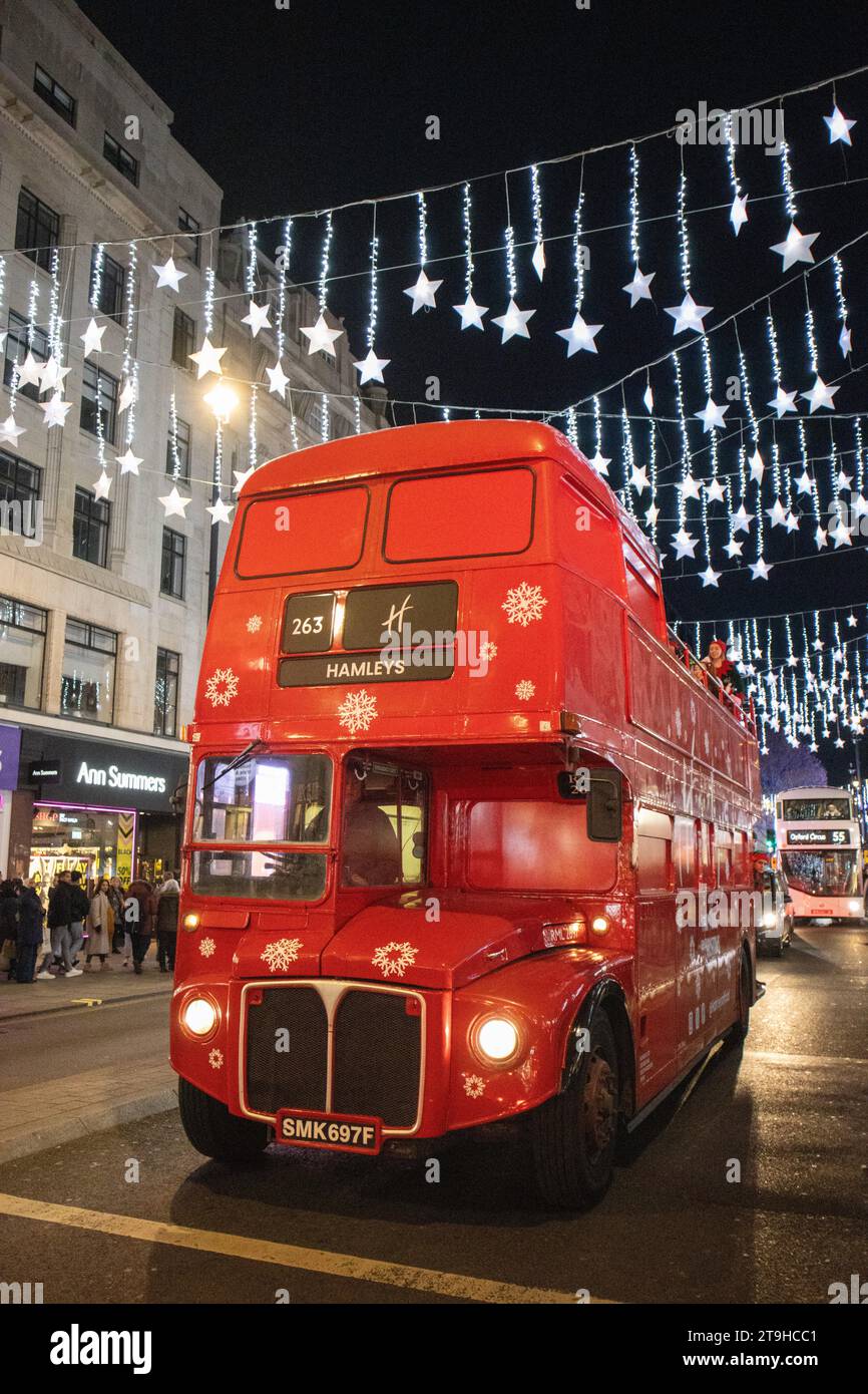 Routemaster Bus Under the Oxford Street Christmas Lights, London, Großbritannien Stockfoto