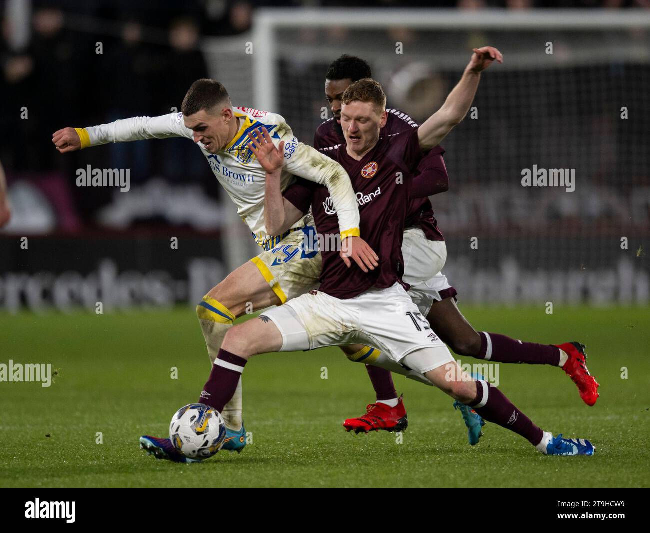 Edinburgh, Großbritannien. November 2023. Scottish Premiership - Heart of Midlothian FC gegen St Johnstone FC 25/11/2023 Hearts' australischer Verteidiger Kye Rowles, kämpft gegen St Johnstone Stürmer Dara Costelloe, als Hearts im Tynecastle Stadium, Edinburgh, UK gegen St Johnstone antreten. Credit: Ian Jacobs/Alamy Live News Stockfoto