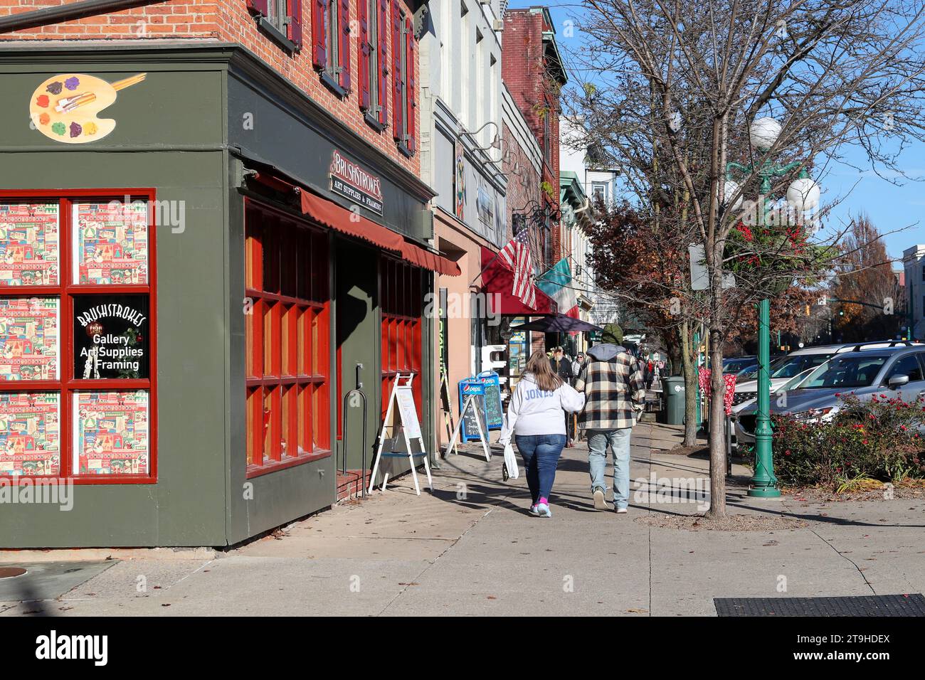 Lewisburg, Usa. November 2023. Am Small Business Samstag am 25. November 2023 laufen die Käufer vor der Pinselstriche Gallery, Art Supplies and Framing in Lewisburg, Pennsylvania. (Foto: Paul Weaver/SIPA USA) Credit: SIPA USA/Alamy Live News Stockfoto