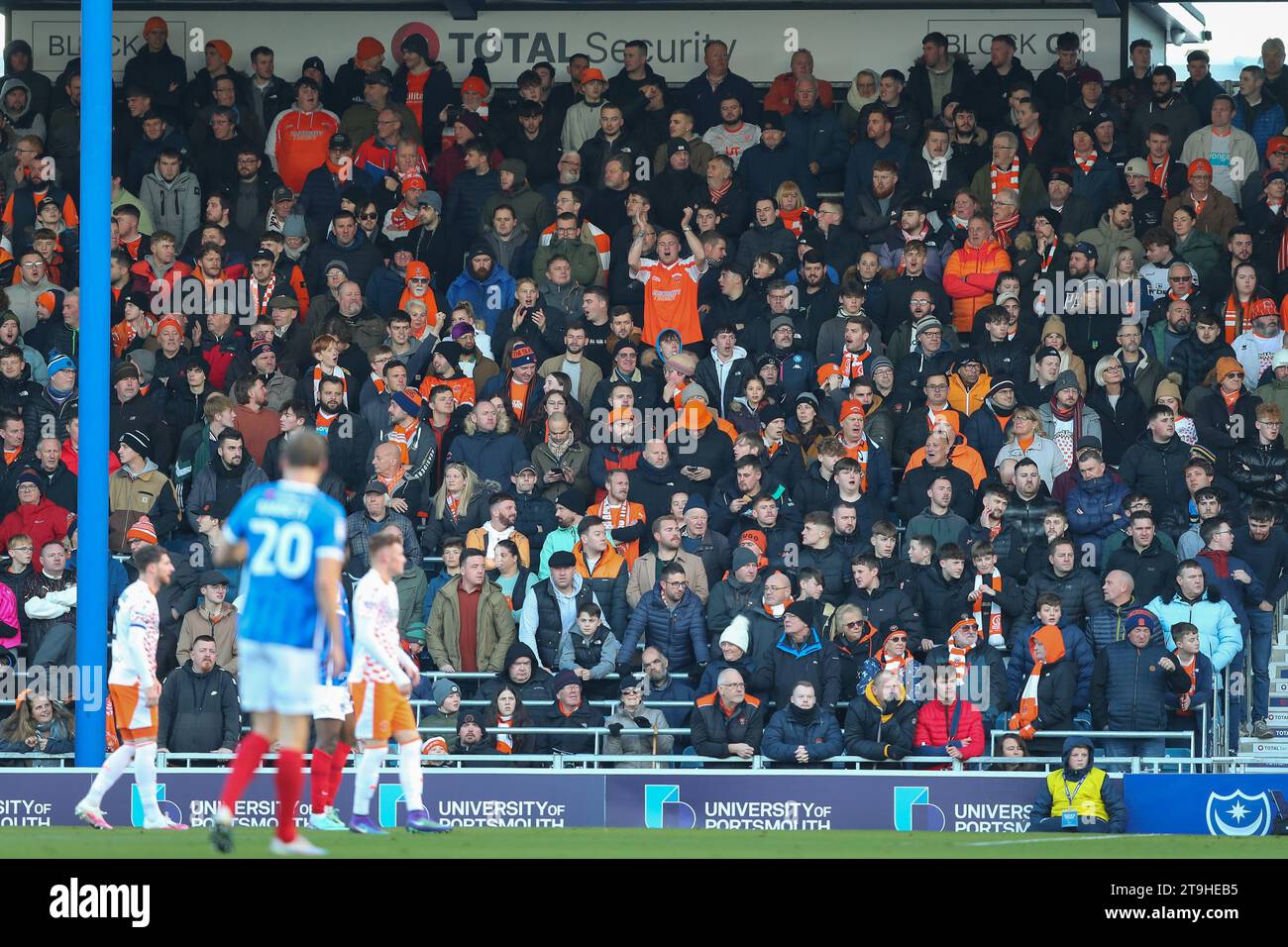 Blackpool-Fans während des Spiels der Sky Bet League 1 Portsmouth gegen Blackpool im Fratton Park, Portsmouth, Großbritannien, 25. November 2023 (Foto: Gareth Evans/News Images) Stockfoto