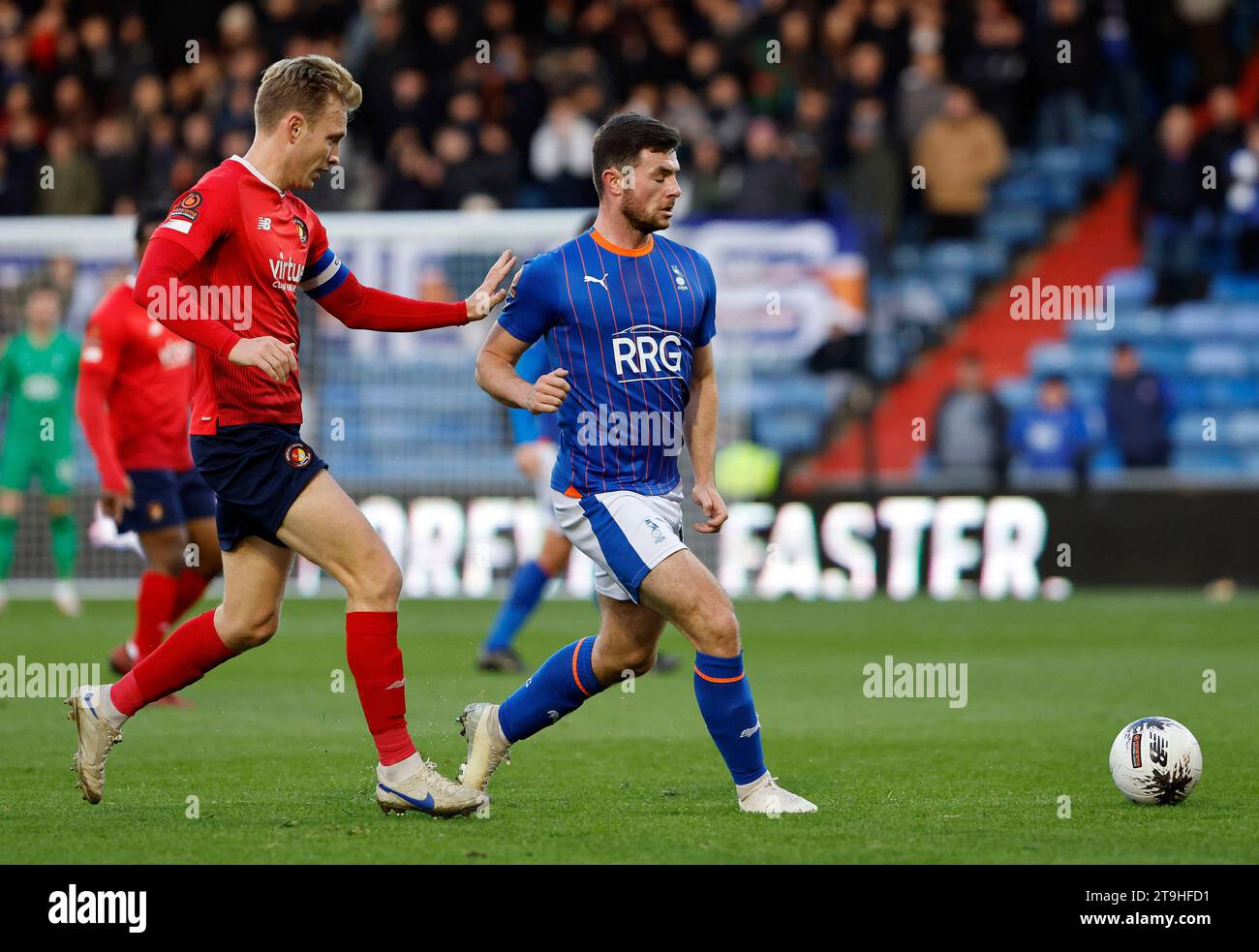 Nathan Sheron vom Oldham Athletic Association Football Club streitet mit Josh Wright vom Ebbsfleet United Football Club während des Vanarama National League-Spiels zwischen Oldham Athletic und Ebbsfleet United am Samstag, den 25. November 2023, im Boundary Park in Oldham. (Foto: Thomas Edwards | MI News) Credit: MI News & Sport /Alamy Live News Stockfoto