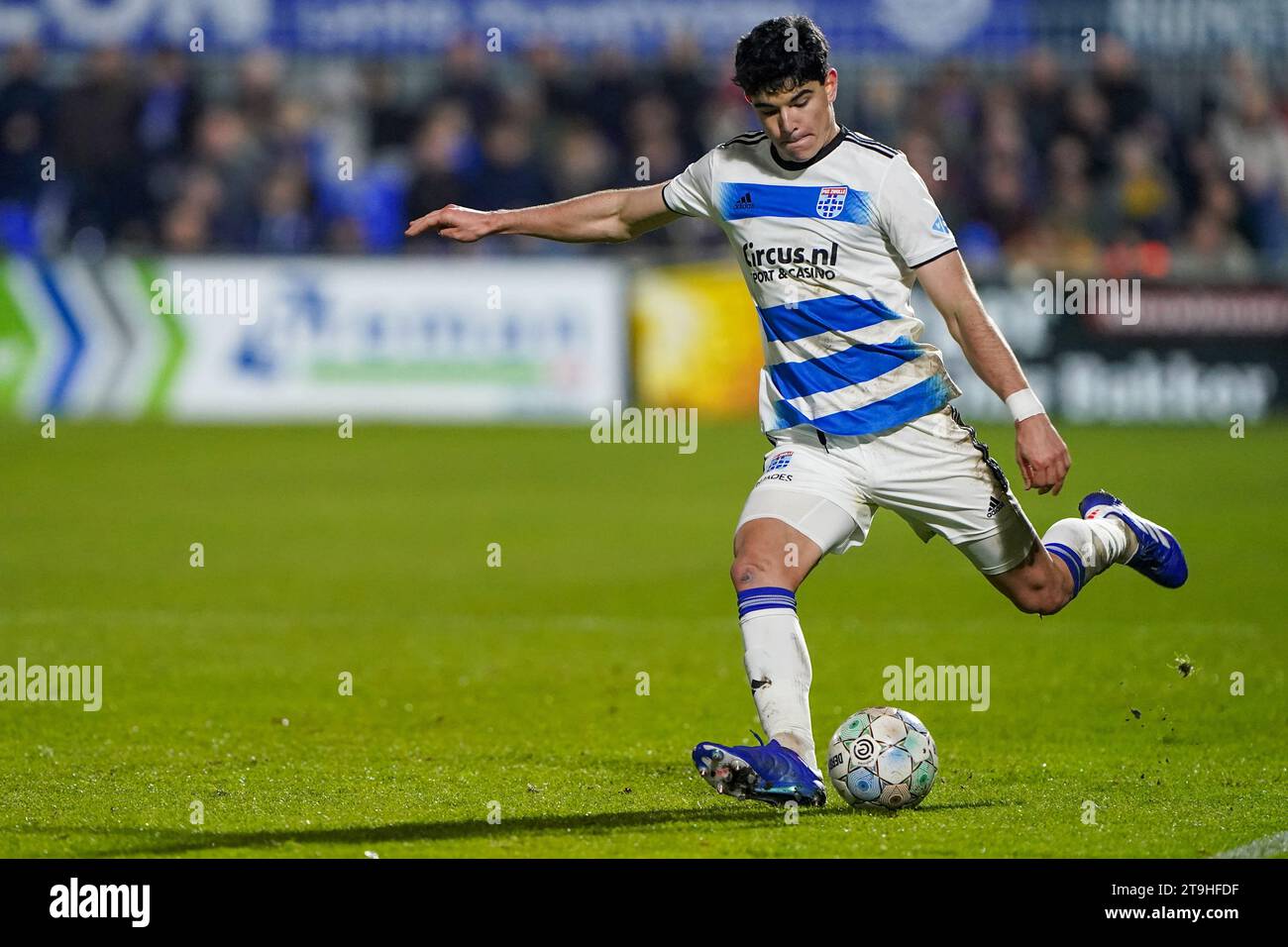 Zwolle, Niederlande. November 2023. ZWOLLE, NIEDERLANDE - 25. NOVEMBER: Anselmo Garcia MacNulty von PEC Zwolle während des niederländischen Eredivisie-Spiels zwischen PEC Zwolle und RKC Waalwijk im MAC3PARK Stadion am 25. November 2023 in Zwolle, Niederlande. (Foto von Andre Weening/Orange Pictures) Credit: Orange Pics BV/Alamy Live News Stockfoto