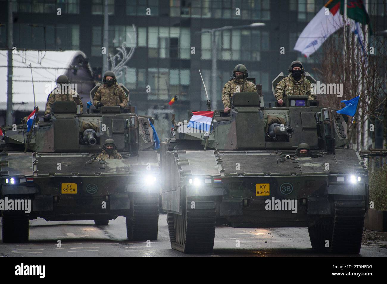 Vilnius, Litauen. November 2023. Die Kampffahrzeuge der französischen Armee CV 90 nehmen an einer Militärparade während des Tages der Streitkräfte in Vilnius Teil. Der Tag der Streitkräfte ehrt die Wiederaufnahme der litauischen Streitkräfte am 23. November 1918. Die Militärparade zum Gedenken an den Feiertag findet in diesem Jahr am 25. November in Vilnius statt. Sowohl litauisches Militär als auch Verbündete aus NATO-Ländern nahmen an der Parade Teil, mit insgesamt 1.400 Menschen und 100 militärischen Ausrüstungsgegenständen. Quelle: SOPA Images Limited/Alamy Live News Stockfoto