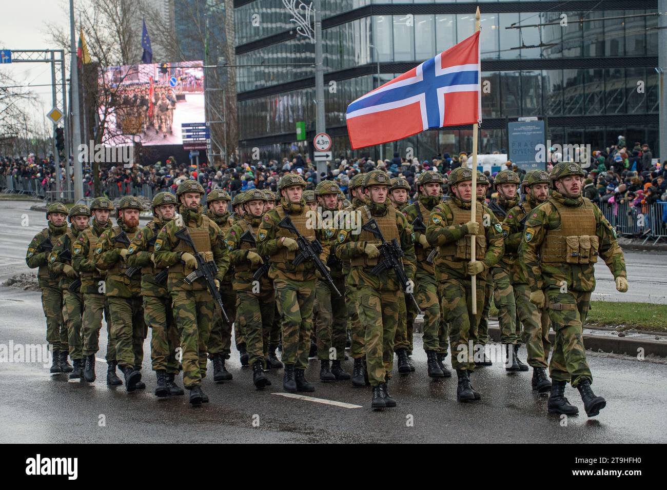 Vilnius, Litauen. November 2023. Norwegische Soldaten marschieren während einer Militärparade am Tag der Streitkräfte in Vilnius. Der Tag der Streitkräfte ehrt die Wiederaufnahme der litauischen Streitkräfte am 23. November 1918. Die Militärparade zum Gedenken an den Feiertag findet in diesem Jahr am 25. November in Vilnius statt. Sowohl litauisches Militär als auch Verbündete aus NATO-Ländern nahmen an der Parade Teil, mit insgesamt 1.400 Menschen und 100 militärischen Ausrüstungsgegenständen. Quelle: SOPA Images Limited/Alamy Live News Stockfoto