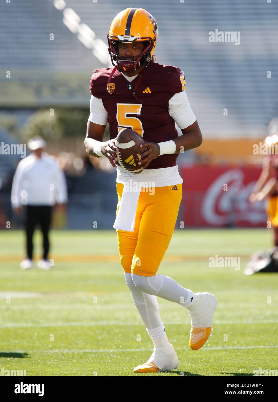 Tempe, Arizona, USA. November 2023. Quarterback Jaden Rashada (5) von den Arizona State Sun Devils, die sich vor dem NCAA-Fußballspiel zwischen der University of Arizona und der Arizona State University im Mountain America Stadium in Tempe, Arizona, aufwärmen. Michael Cazares/CSM/Alamy Live News Stockfoto