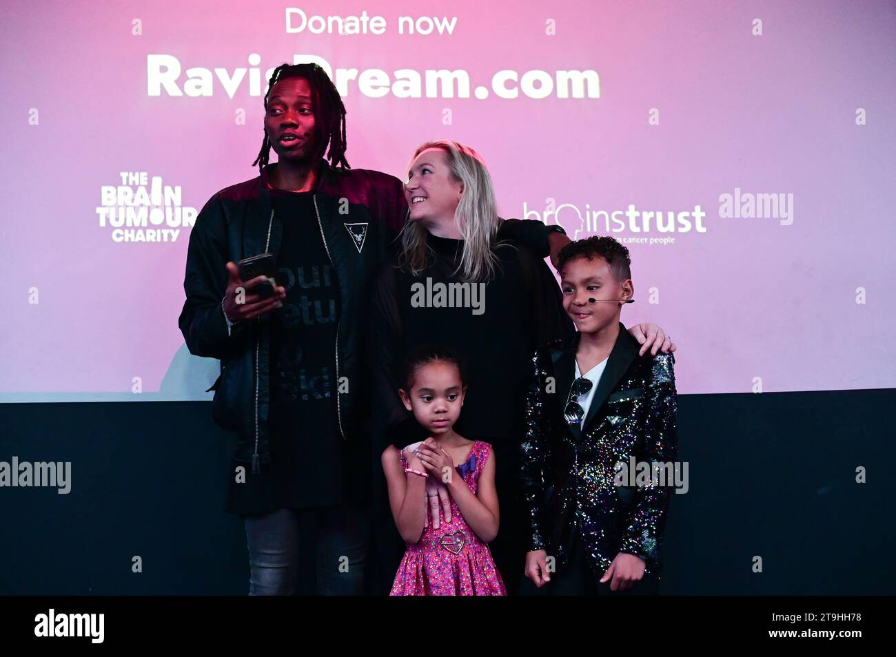 Studio Society, London, Großbritannien. November 253 2023. Olugbenga Adelekan und Ehefrau Bethan, Ravi Adelekan und Maya Adelekan nehmen am Pride of Britian Award Teil – Ravis Traum von einer besseren Zukunft für Kinder mit Hirntumoren. Er hat ein Thema der Zukunft für seinen Ausflug in die Mode ausgewählt! Auf dem Laufsteg befinden sich Kinder, die mit Hirntumoren leben, erstaunliche Gegenstände tragen und beweisen, dass ihre Tumore sie nicht definieren. Sie können eine Spende mit https://www.givewheel.com/fundraising/1614/ravis-dream/ Guthaben machen: Siehe Li/Picture Capital/Alamy Live News Stockfoto