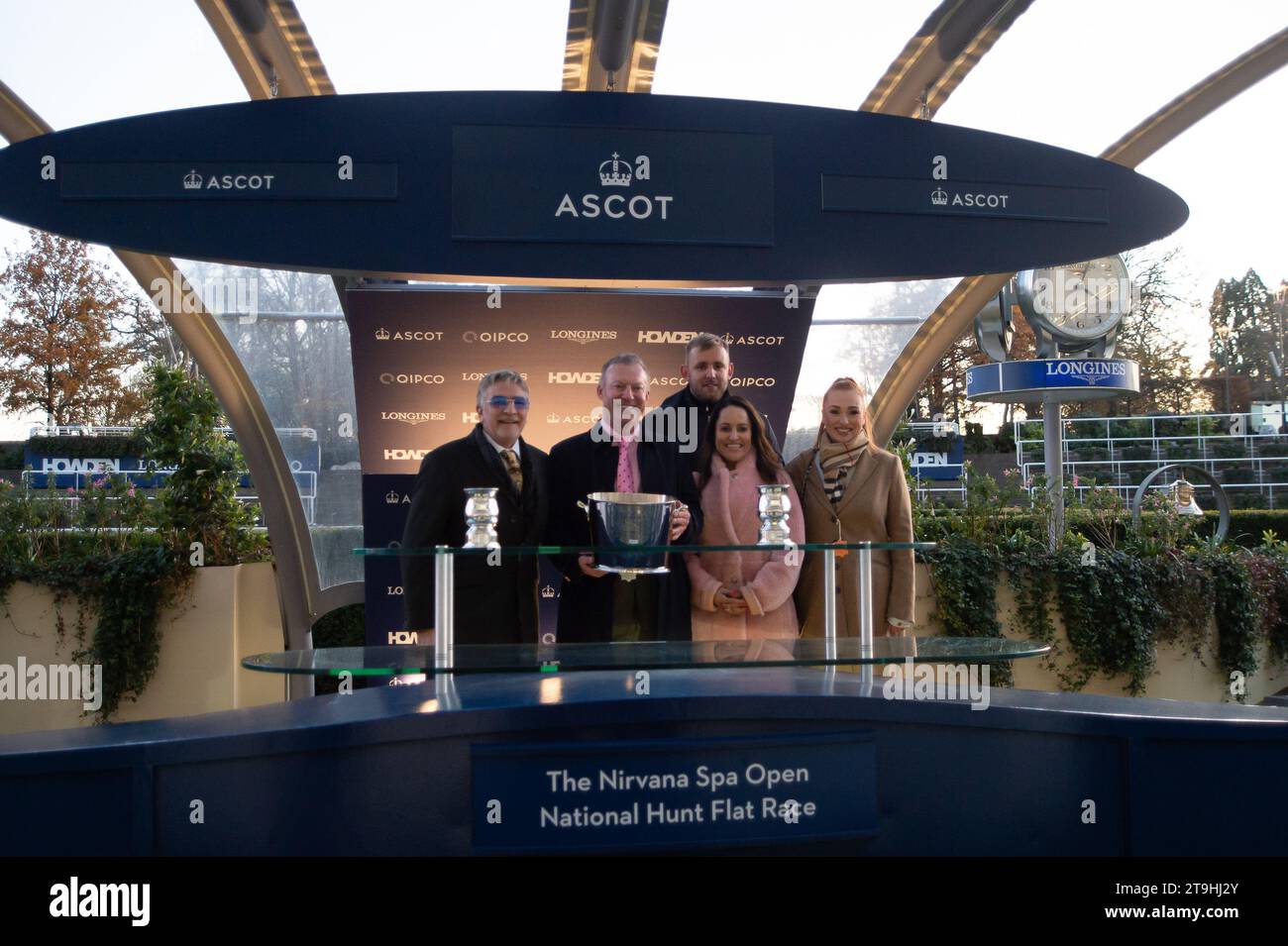 Ascot, Berkshire, Großbritannien. November 2023. Die Präsentation Der Gewinner. Der von Jockey Harry Cobden (rosa Seide) geführte Spaziergang des Pferderegents gewinnt das Nirvana Spa Open National Hunt Flat Race beim November Racing Saturday Meeting auf der Ascot Racecourse. Dies war der vierte Sieg des Tages für Jockey Harry Cobden und Trainer Paul Nicholls. Besitzer Chris Giles. Trainer Paul Nicholls. Züchterin Rita Kent. Sponsor Der Morton Group. Quelle: Maureen McLean/Alamy Live News Stockfoto