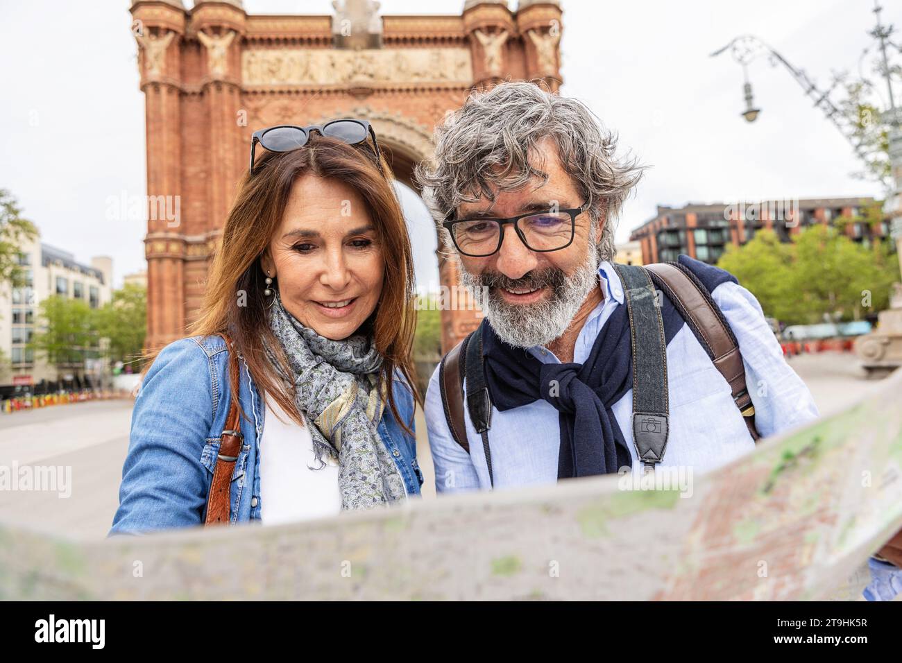 Europäisches Seniorenpaar auf der Suche nach einem Standort auf dem Stadtplan Stockfoto