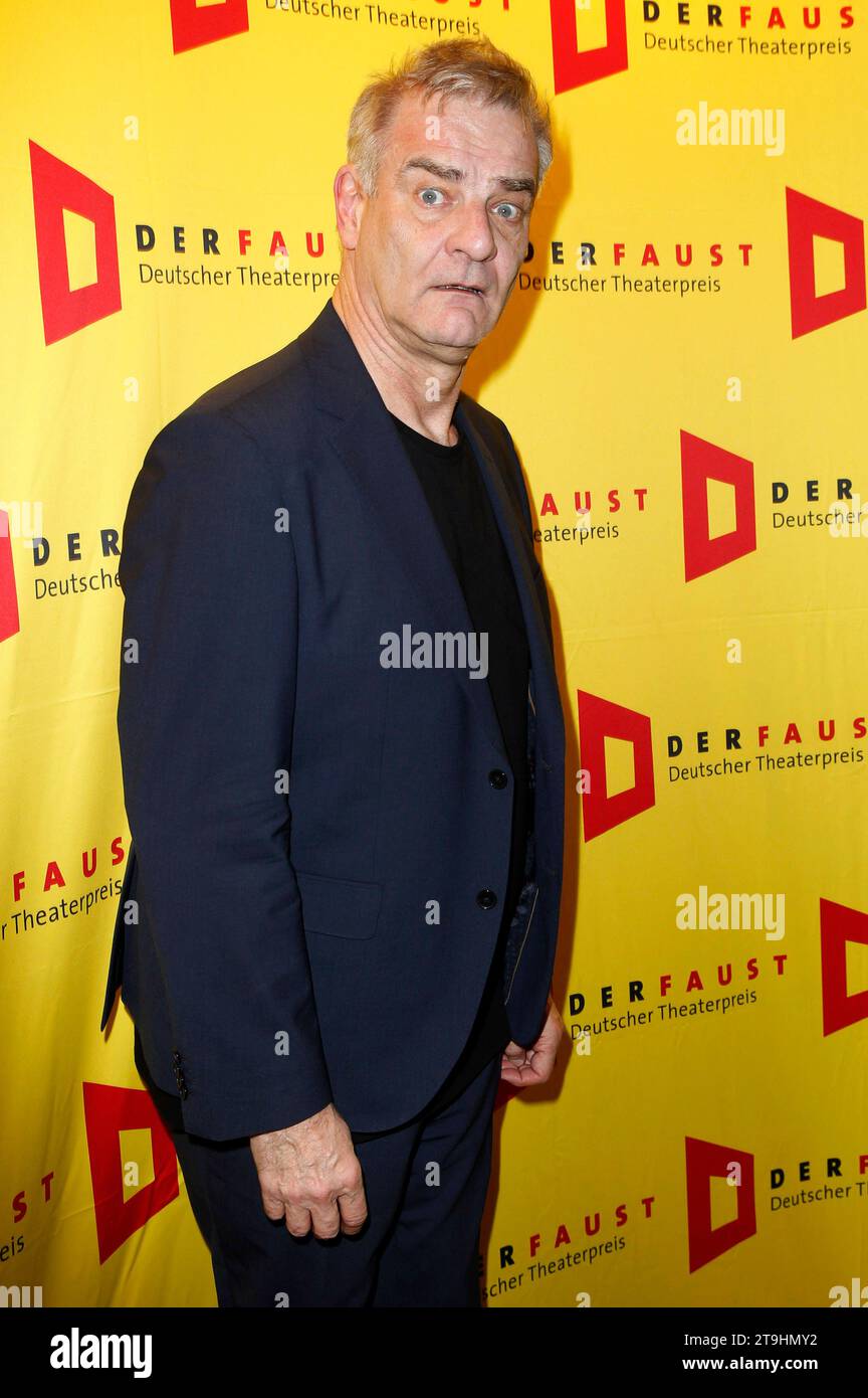 Heinrich Schafmeister bei der Verleihung des 18. Deutscher Theaterpreis der Faust 2023 im Thalia Theater. Hamburg, 25.11.2023 *** Heinrich Schafmeister bei der Verleihung des 18 Deutschen Theaterpreises Faust 2023 am Thalia Theater Hamburg, 25 11 2023 Foto:xH.xHartmannx/xFuturexImagex faust 3160 Credit: Imago/Alamy Live News Stockfoto