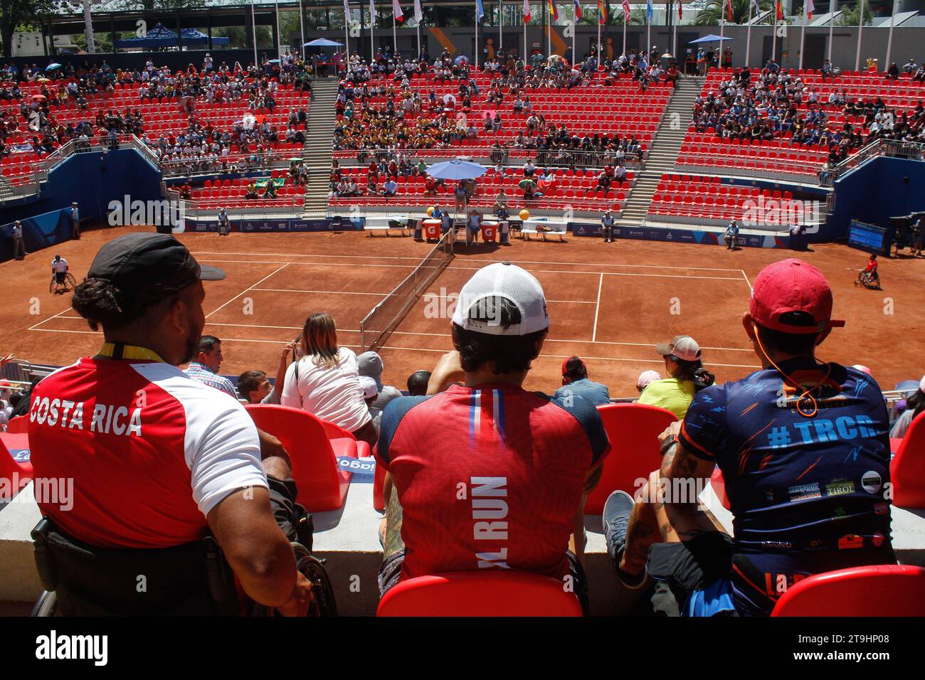 Eine allgemeine Ansicht des Tennisplatzes, während des Halbfinales der Männer im Rollstuhl-Tennis-Spiel der Parapan American Games in Santiago 2023 gegen Brasilien im Tennis Sports Center des Nationalstadions. Im Halbfinale des Rollstuhltennis für Herren gewann Chile mit Francisco Cayulef mit zwei Sätzen gegen Brasilien, vertreten durch Leandro Pena. Stockfoto