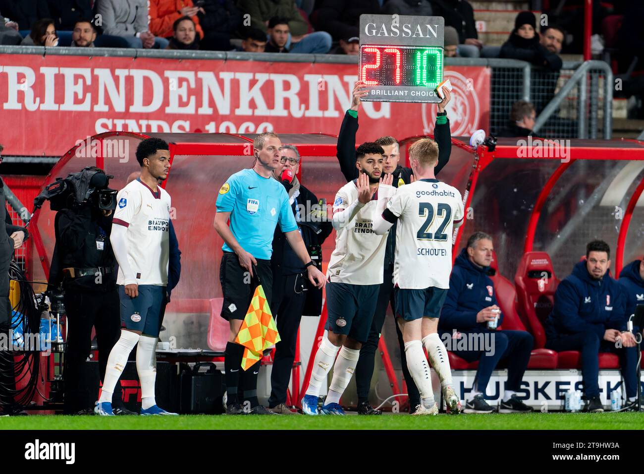 Enschede, Niederlande. November 2023. ENSCHEDE, NIEDERLANDE - 25. NOVEMBER: Malik Tillman von PSV, Assistant Schiedsrichter Patrick Inia, Ismael Saibari von PSV, Vierter Offizieller Sander van der Eijk und Jerdy Schouten von PSV während des niederländischen Eredivisie-Spiels zwischen FC Twente und PSV am 25. November 2023 in de Grolsch Veste in Enschede, Niederlande (Foto: Joris Verwijst/Orange Pictures) Credit: Orange Pics BV/Alamy Live News Stockfoto