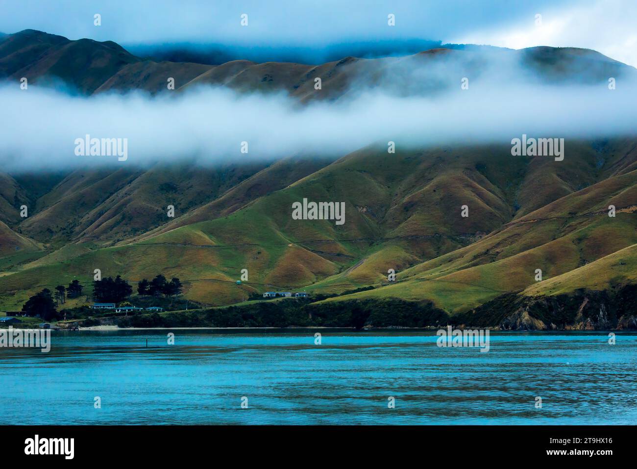 Segeln Sie auf der Fähre zwischen den Inseln durch die Geräusche an einem bewölkten, stimmungsvollen Tag Stockfoto