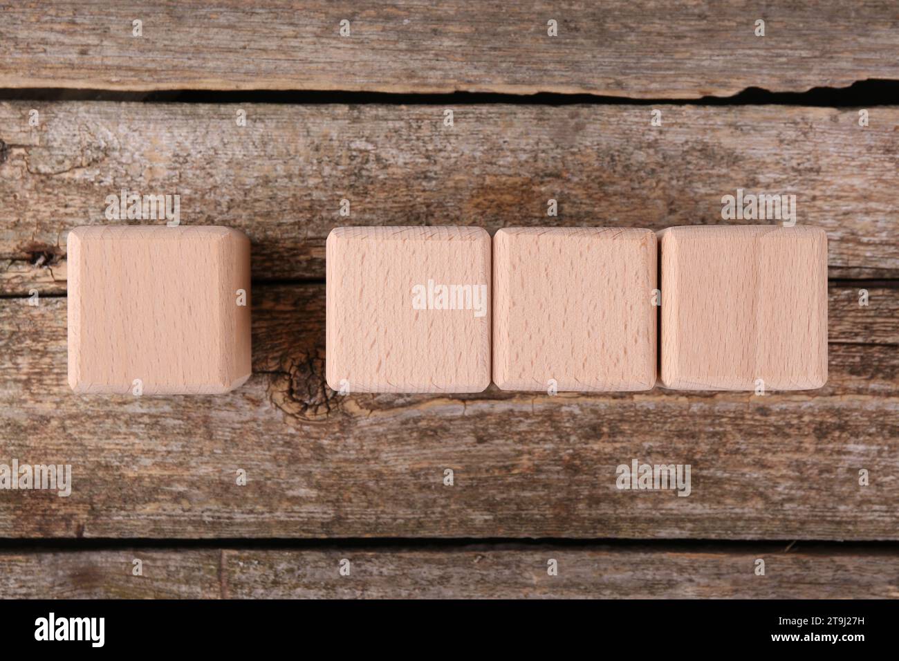 Würfel mit Häkchen und Abkürzung ISO auf Holztisch, Draufsicht Stockfoto