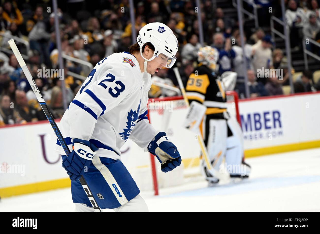 Pittsburgh, Usa. November 2023. Toronto Maple Leafs verließ Matthew Knies (23) auf seiner Bank, nachdem er am Samstag, den 25. November 2023 in der PPG Paints Arena in Pittsburgh in der ersten Spielzeit gegen die Pittsburgh Penguins geschossen hatte. Foto von Archie Carpenter/UPI. Quelle: UPI/Alamy Live News Stockfoto