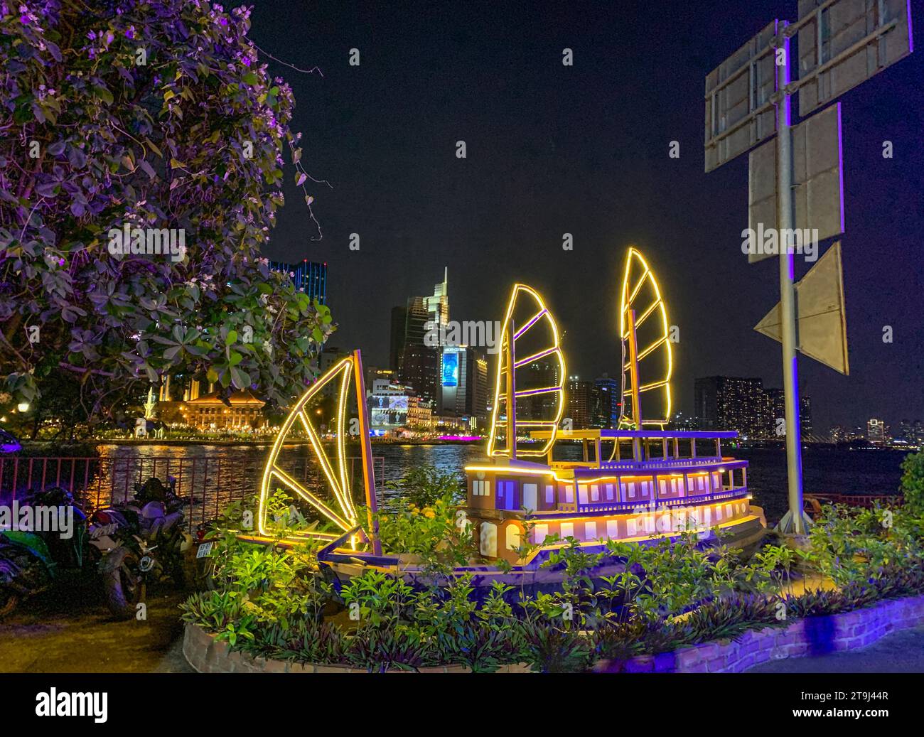 Ho Chi Minh, Vietnam. Anzeige mit dem Ausgangspunkt für Nachtfahrten auf dem Saigon River. Stockfoto