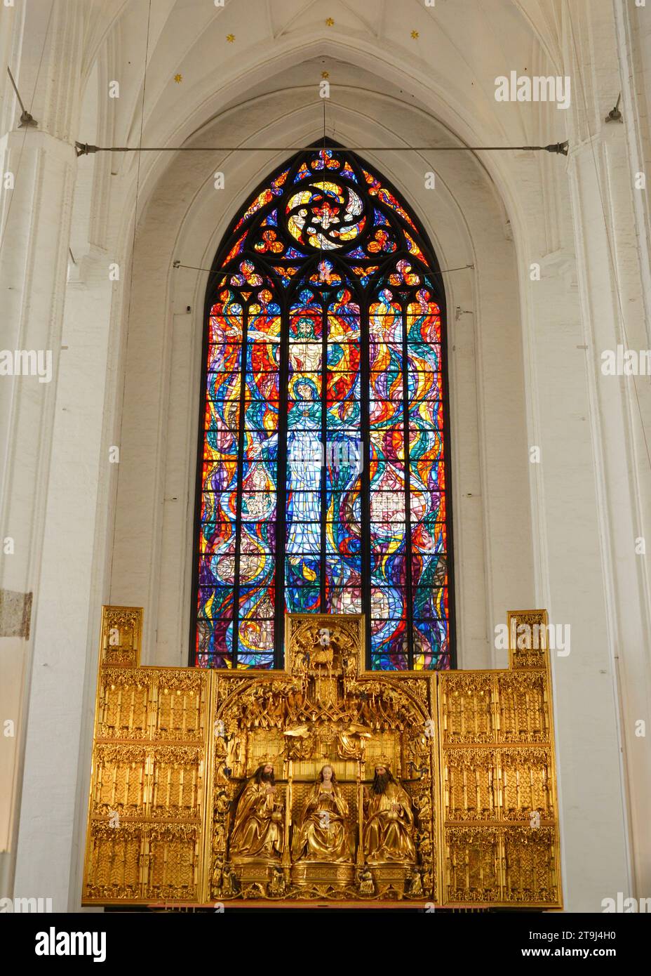 Marienkirche Danziger Hauptaltar und Buntglasfenster im nördlichen Seitenschiff der Bazylika Mariacka in Danzig, Polen, Europa, EU Stockfoto