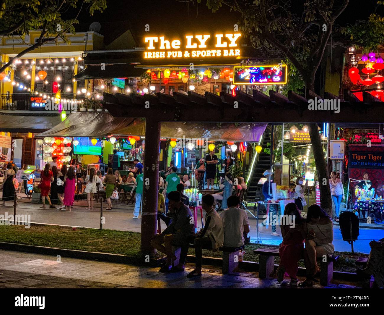 Hoi An, Vietnam. Nachtrestaurant-Szene am Fluss. Stockfoto