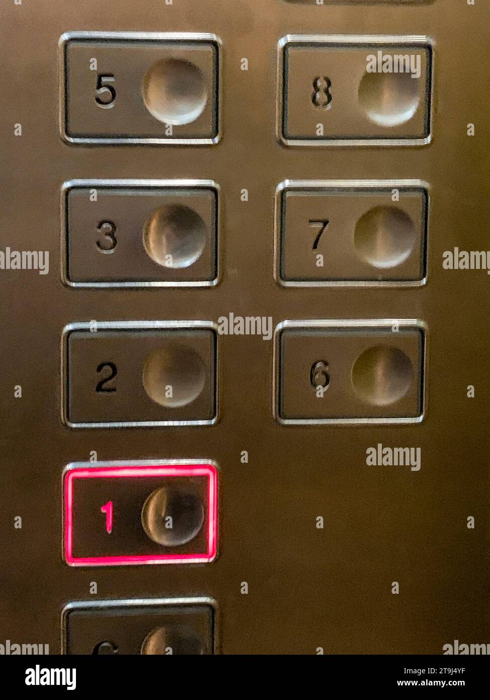 Lao Cai, Vietnam. Das Fehlen der 4. Etage von den Aufzugsoptionen zeigt den chinesischen Aberglauben, dass Nummer 4 Unglück ist. Stockfoto