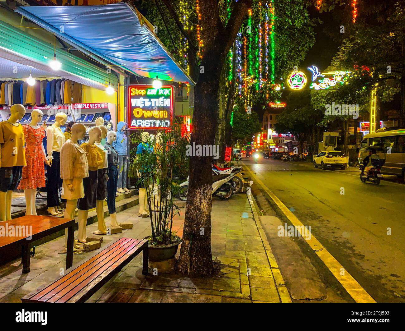 Bac Ha, Vietnam. Kleiderladen bei Nacht Schaufensterpuppen. Stockfoto