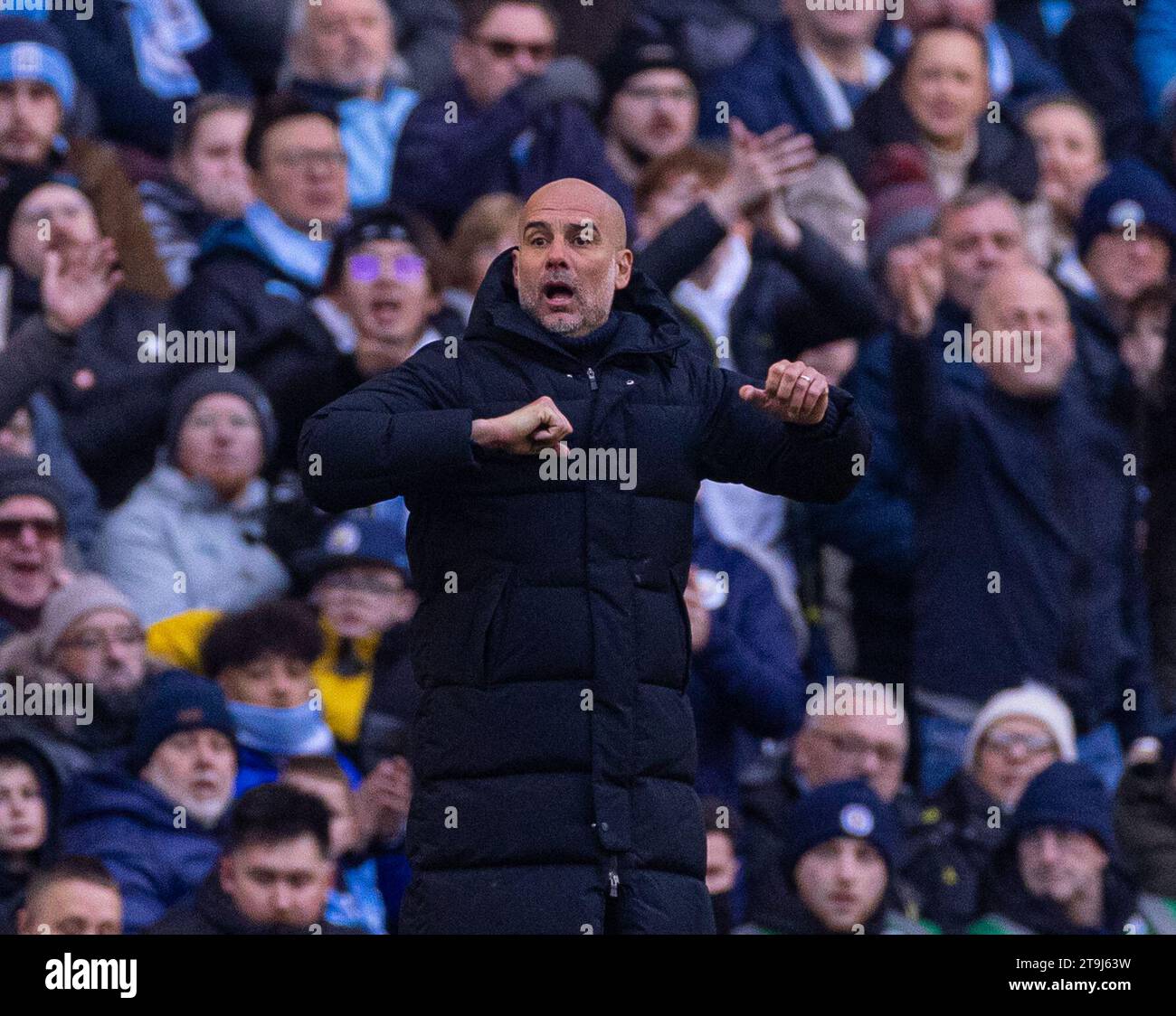 Manchester, Großbritannien. November 2023. Manchester Citys Trainer PEP Guardiola reagiert auf das Spiel der englischen Premier League zwischen Manchester City und Liverpool am 25. November 2023 in Manchester. Quelle: Xinhua/Alamy Live News Stockfoto