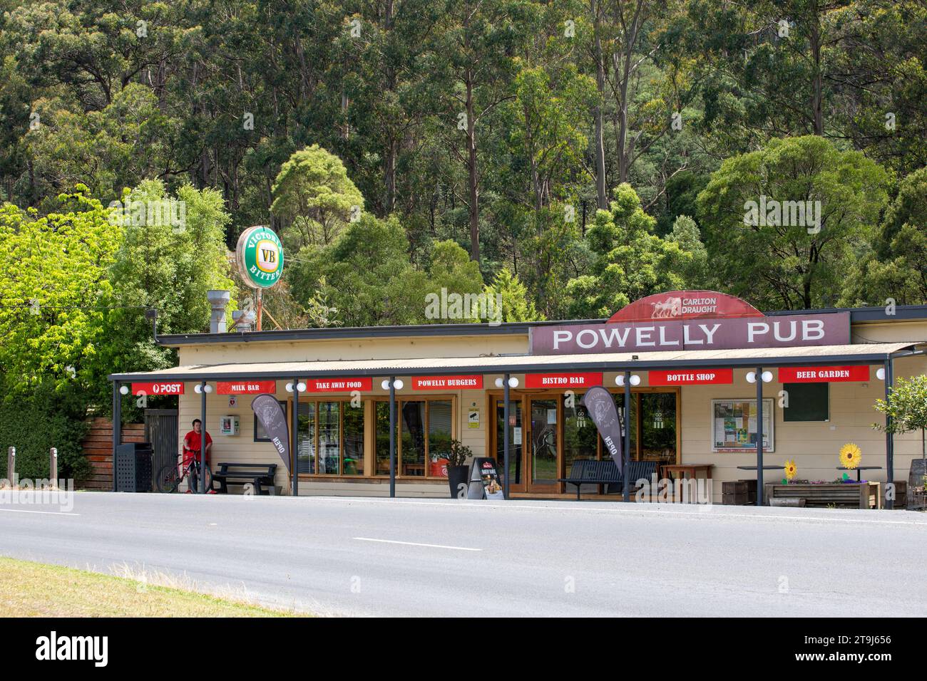 Powelltown, Victoria, Australien - 25. November 2023: Pub und Post mit heimischem Eukalyptuswald. Stockfoto