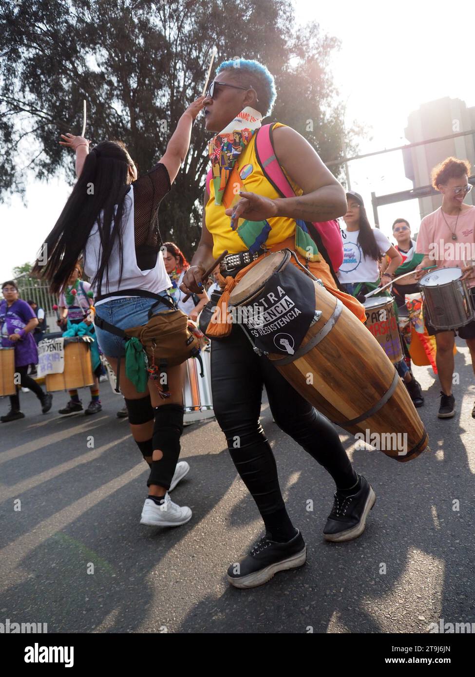 Lima, Peru. November 2023. Frauen, die Trommeln spielen, als Hunderte von Frauen im Rahmen der Aktivitäten des Internationalen Tages zur Beseitigung der Gewalt gegen Frauen auf die Straße von Lima gingen, einer Veranstaltung, die jährlich am 25. November, dem Tag, an dem die drei Mirabal-Schwestern gefeiert werden, gedenkt wird (Patria, Minerva und María Teresa) wurden ermordet. In der Dominikanischen Republik am 1960. Quelle: Fotoholica Presseagentur/Alamy Live News Stockfoto