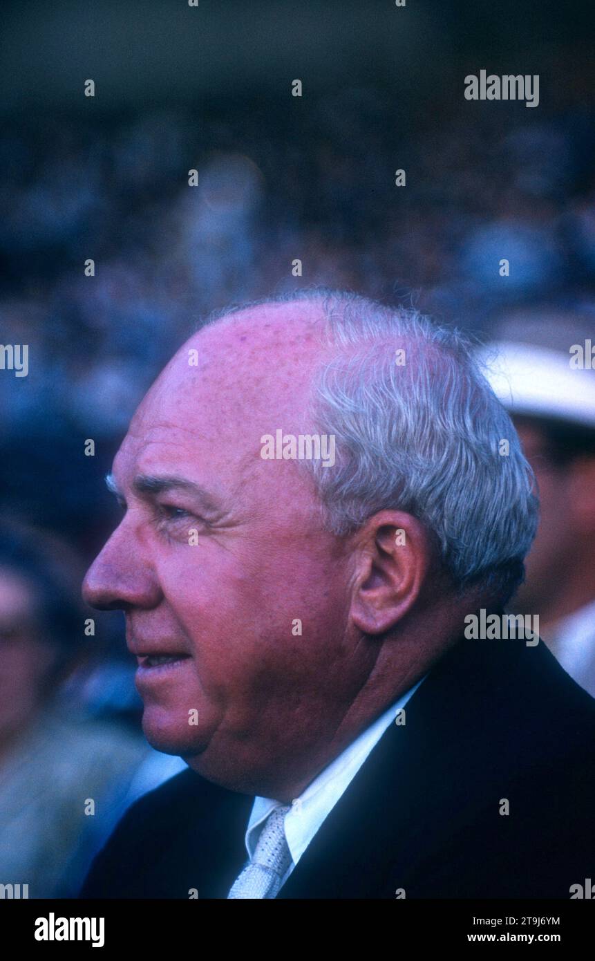 FL - MÄRZ 1956: Der Präsident der National League Warren C. Giles (1896–1979) sieht ein MLB Spring Training Spiel um März 1956 in Florida an. (Foto von Hy Peskin) *** örtliche Unterschrift *** Warren C. Giles Stockfoto